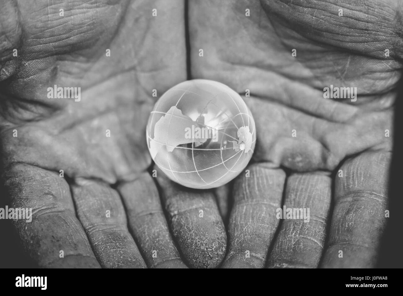 Il vetro del pianeta terra in mano Foto Stock