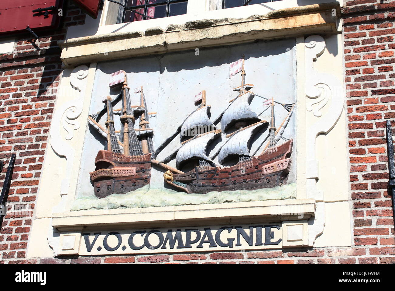 Xvii secolo gable pietra su un magazzino di Dutch East India Company (Vereenigde Oostindische Compagnie), onder de Boompjes canal, Hoorn, Paesi Bassi. Foto Stock