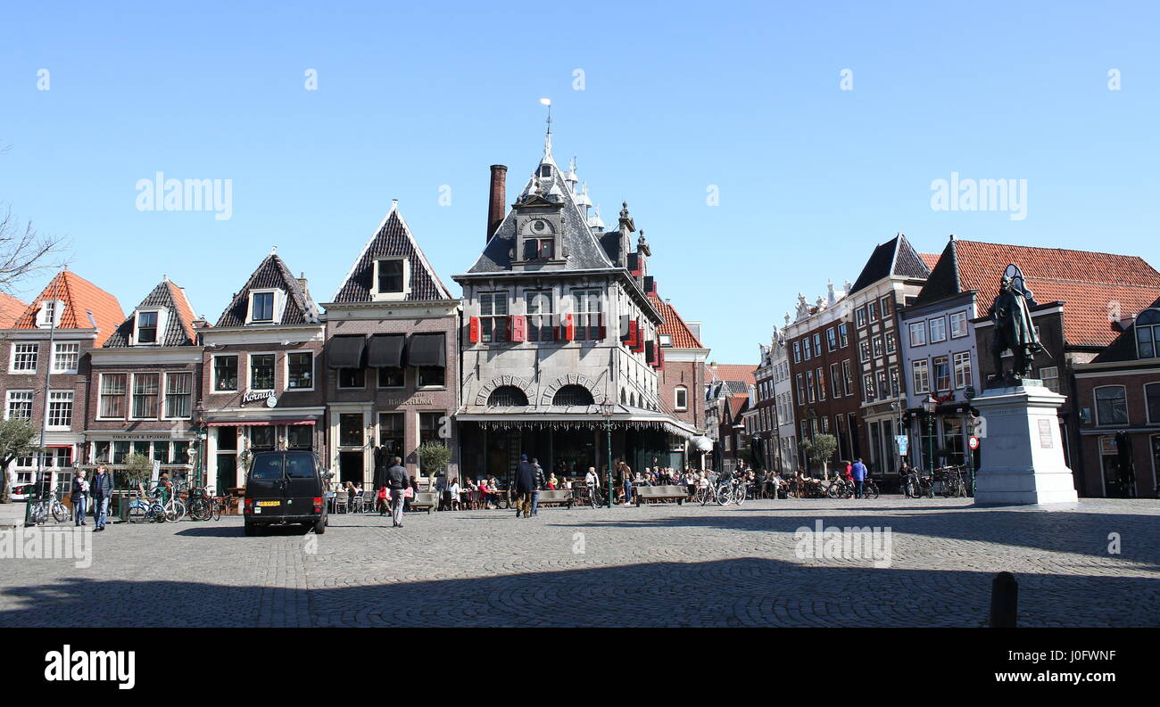 Panorama di Roode Steen square, Hoorn, North Holland, Paesi Bassi con De Waag (1609, Hendrick de Keyser), ex casa di pesatura. Statua di J.P. Coen. Foto Stock