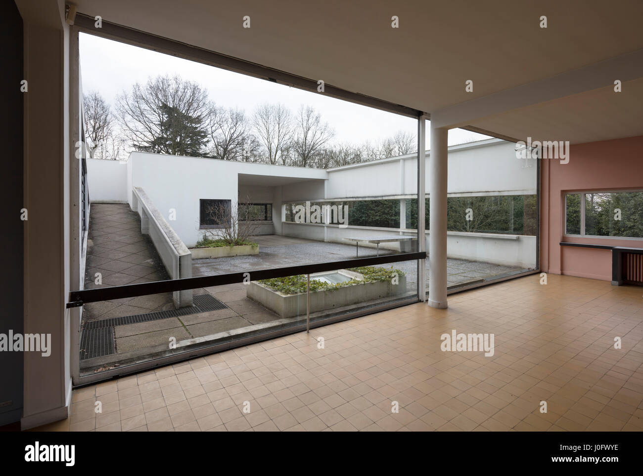 Vista dal soggiorno al giardino pensile, Villa Savoye a Poissy, Francia, modernista icona architettonica di Le Corbusier Foto Stock