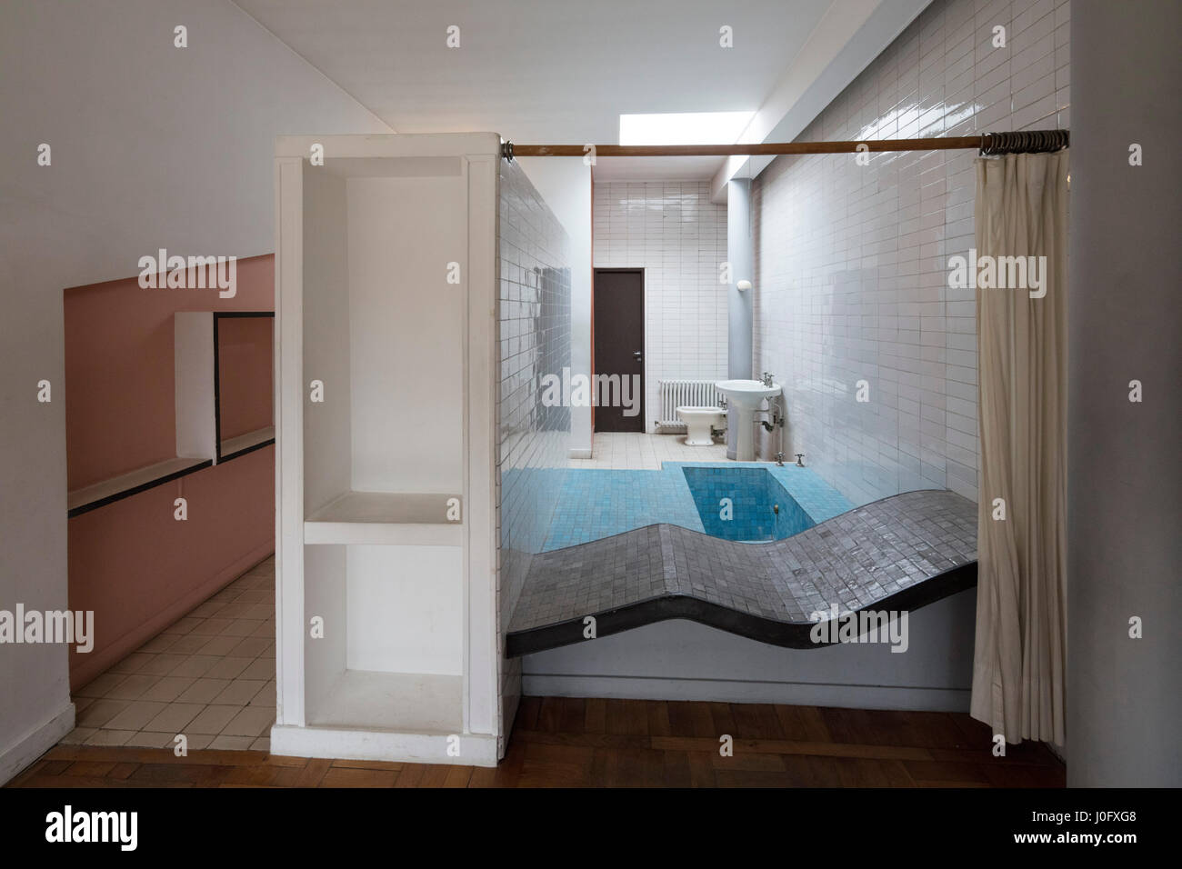 Bagno con letto da giorno, Villa Savoye a Poissy, Francia, modernista icona architettonica di Le Corbusier Foto Stock