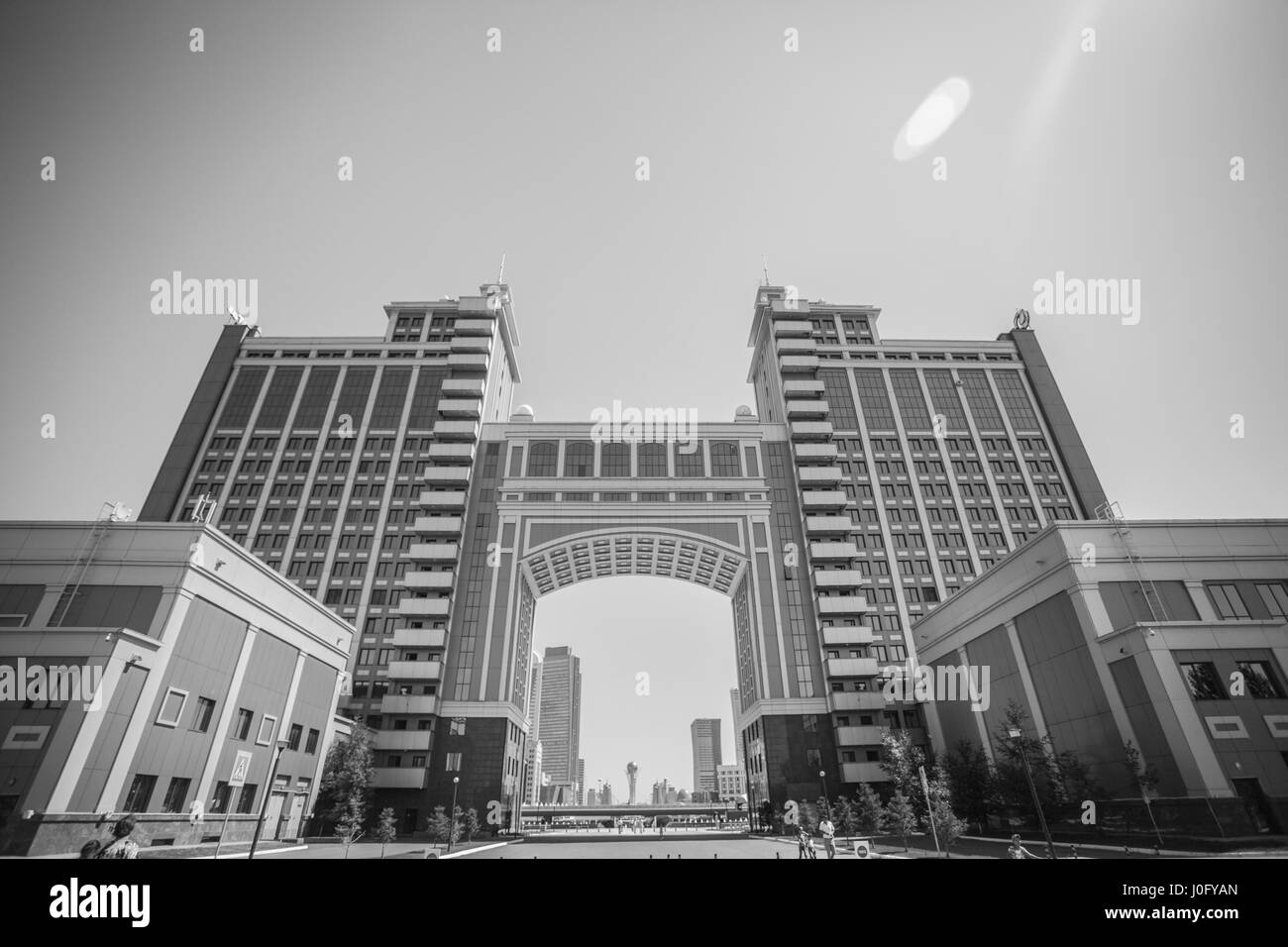 La costruzione della 'KazMunaiGas', situato nella capitale del Kazakistan. La società è impegnata nella produzione e realizzazione di petrolio e di gas. Monocromatico. Foto Stock