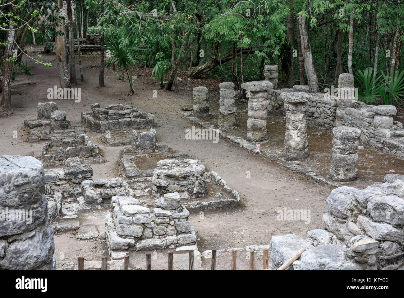 Antica architettura di pietra reliquie a Coba rovine Maya, Messico Foto Stock