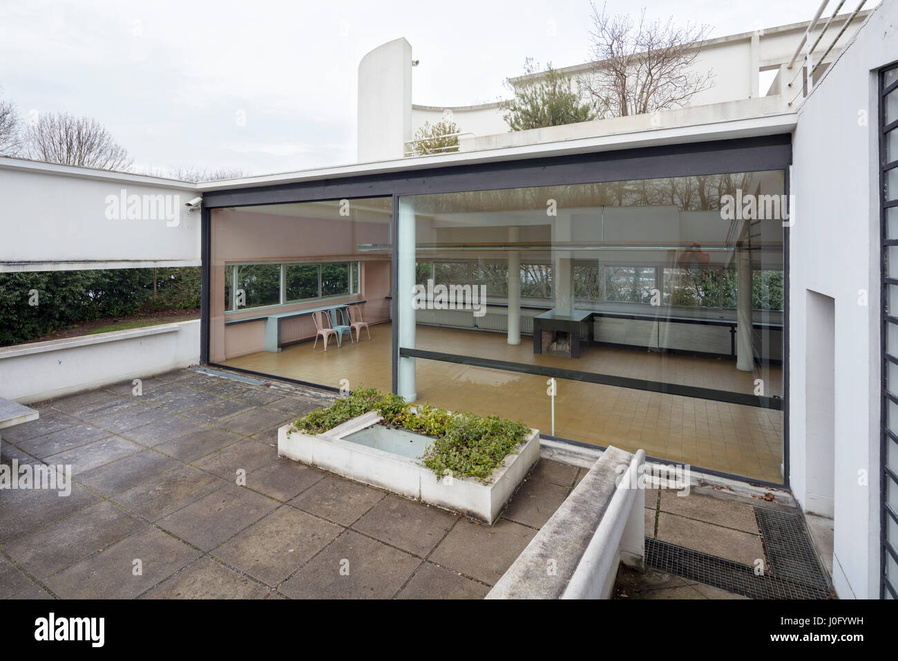Vista dal giardino pensile per soggiorno, Villa Savoye a Poissy, Francia, modernista icona architettonica di Le Corbusier Foto Stock