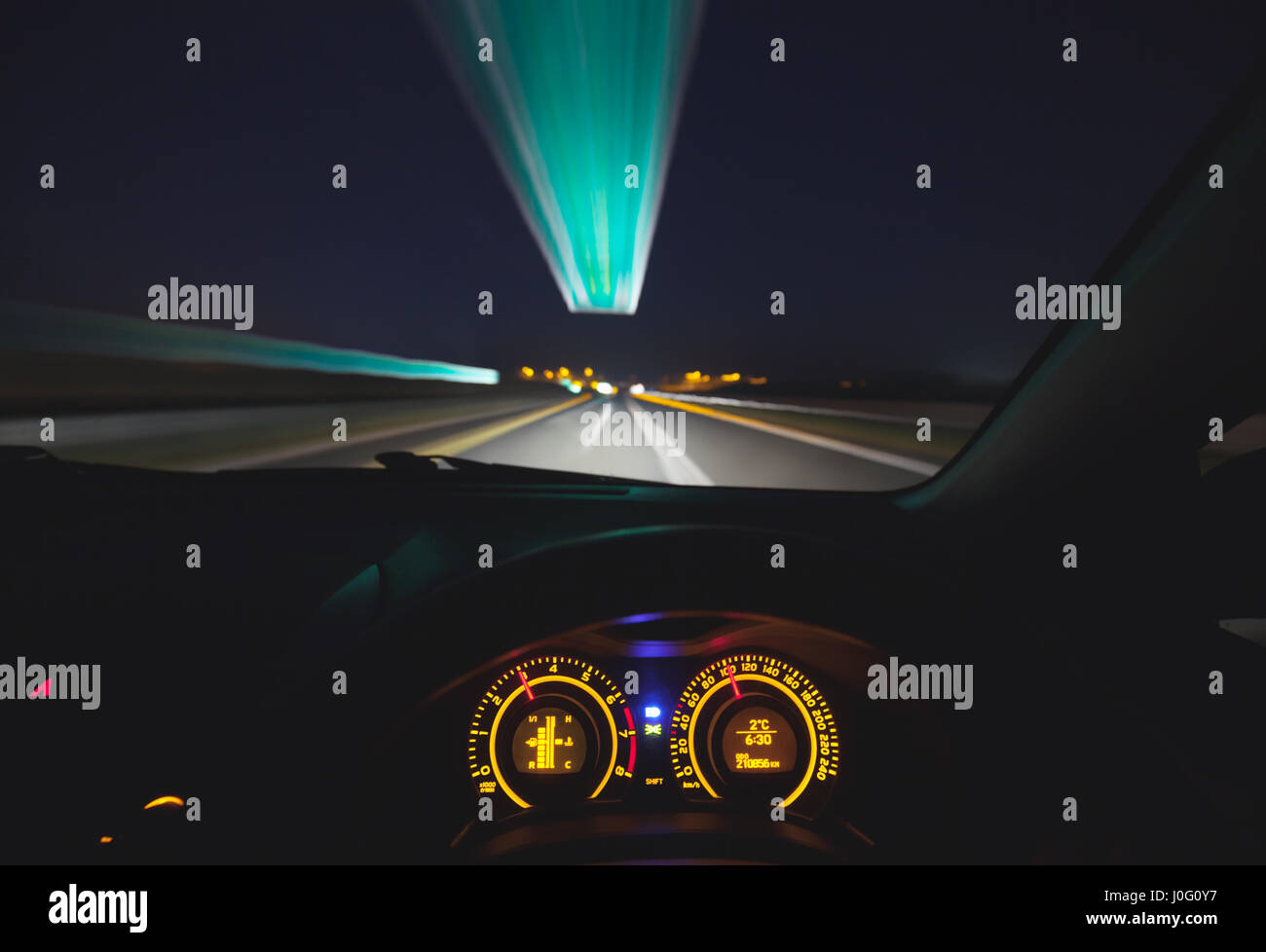 Vista Driver a velocizzando il cruscotto di automobile e autostrada di notte Foto Stock
