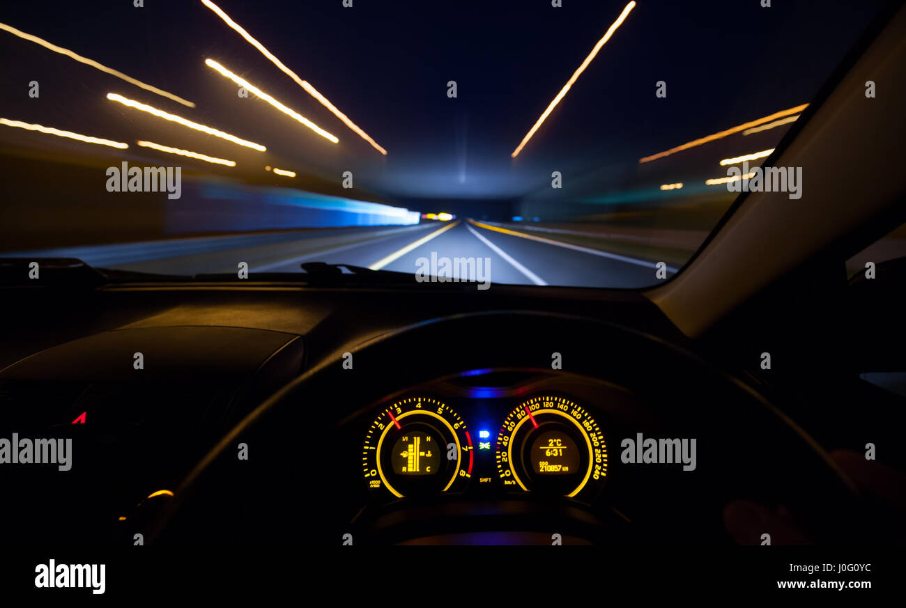 Vista Driver a velocizzando il cruscotto di automobile e autostrada di notte Foto Stock