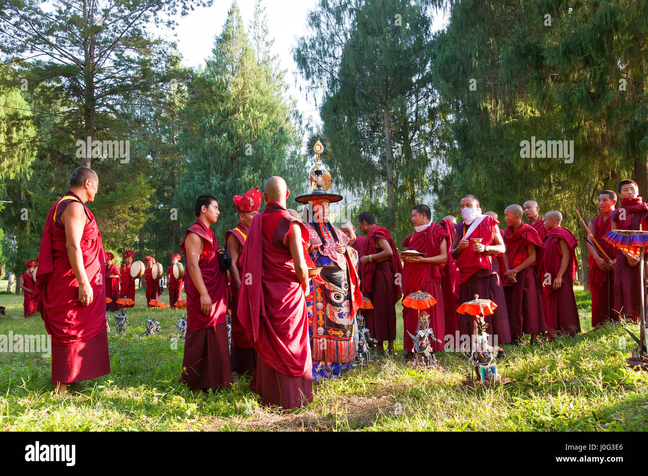 I monaci di effettuare cerimonia buddista, Punakha Dzong (monastero), Punakha, Bhutan Foto Stock