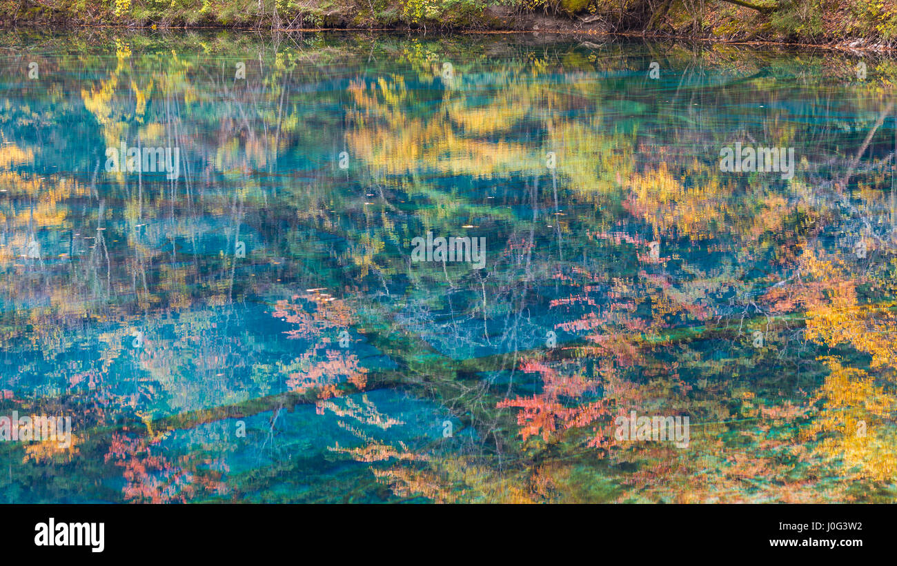 Autunno riflessioni & lago, Jiuzhaigou Parco Nazionale, nella provincia di Sichuan, in Cina Foto Stock