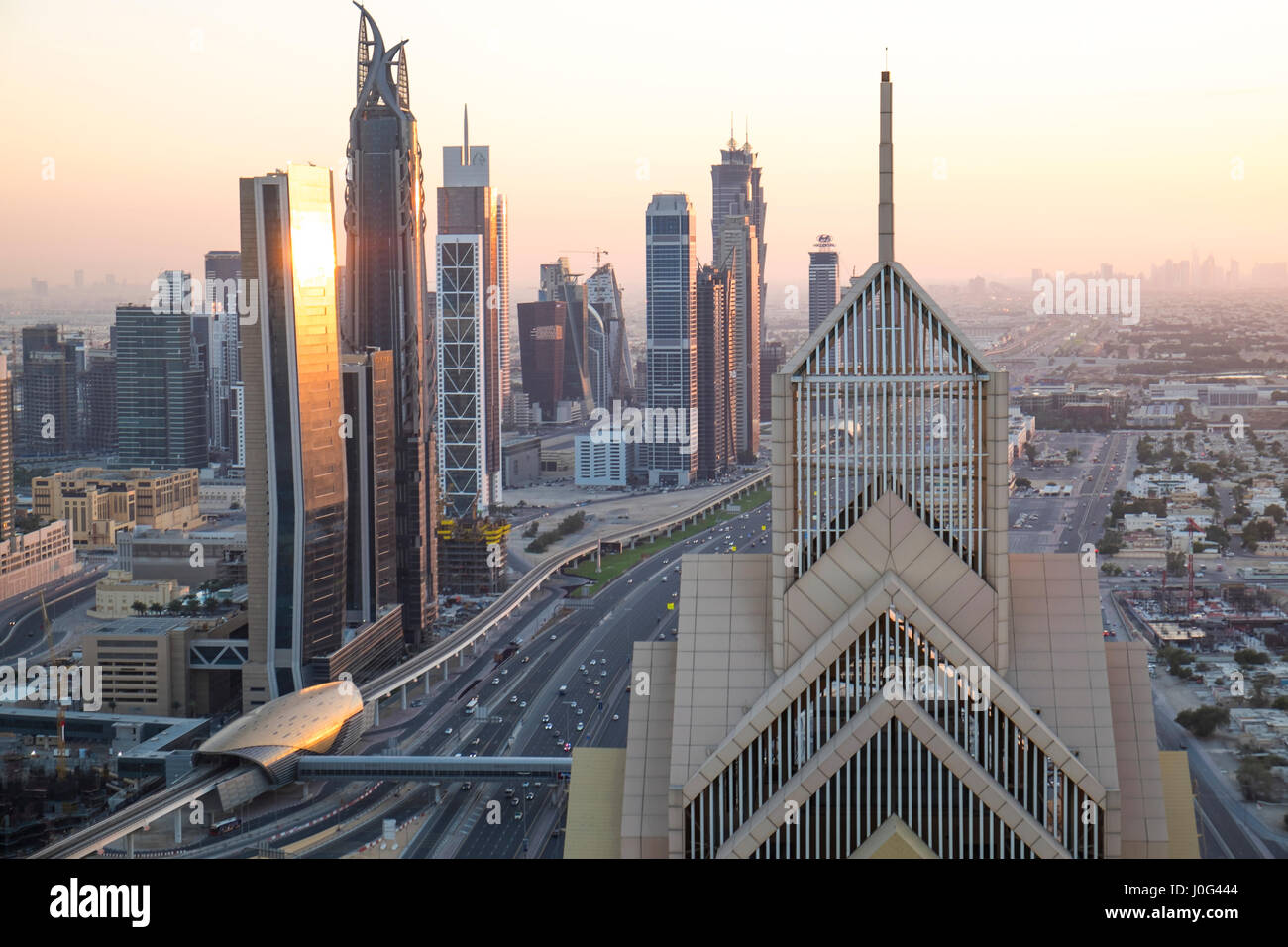 Vista in elevazione oltre i moderni grattacieli lungo la Sheikh Zayed Road, il centro cittadino di Dubai, Emirati Arabi Uniti, Emirati arabi uniti Foto Stock
