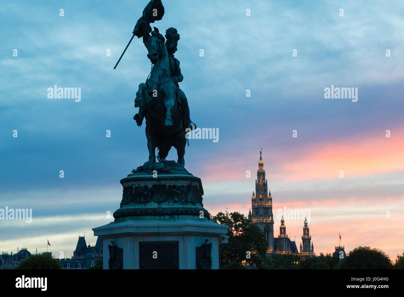 Kaiser Franz Joseph I statua con il palazzo del parlamento in background, Vienna, Austria Foto Stock