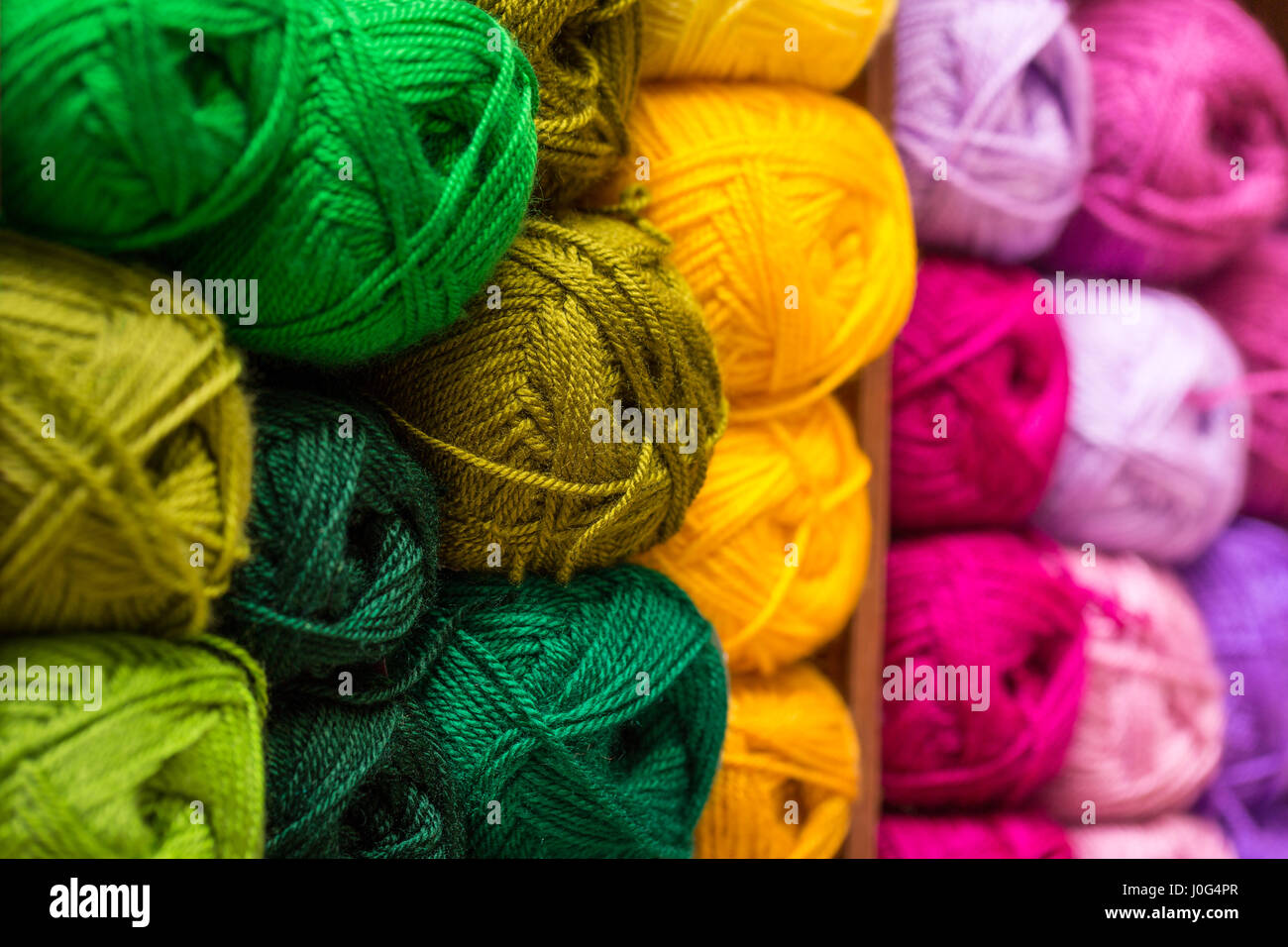 Primo piano di coloratissimi filati di lana sfere Foto Stock