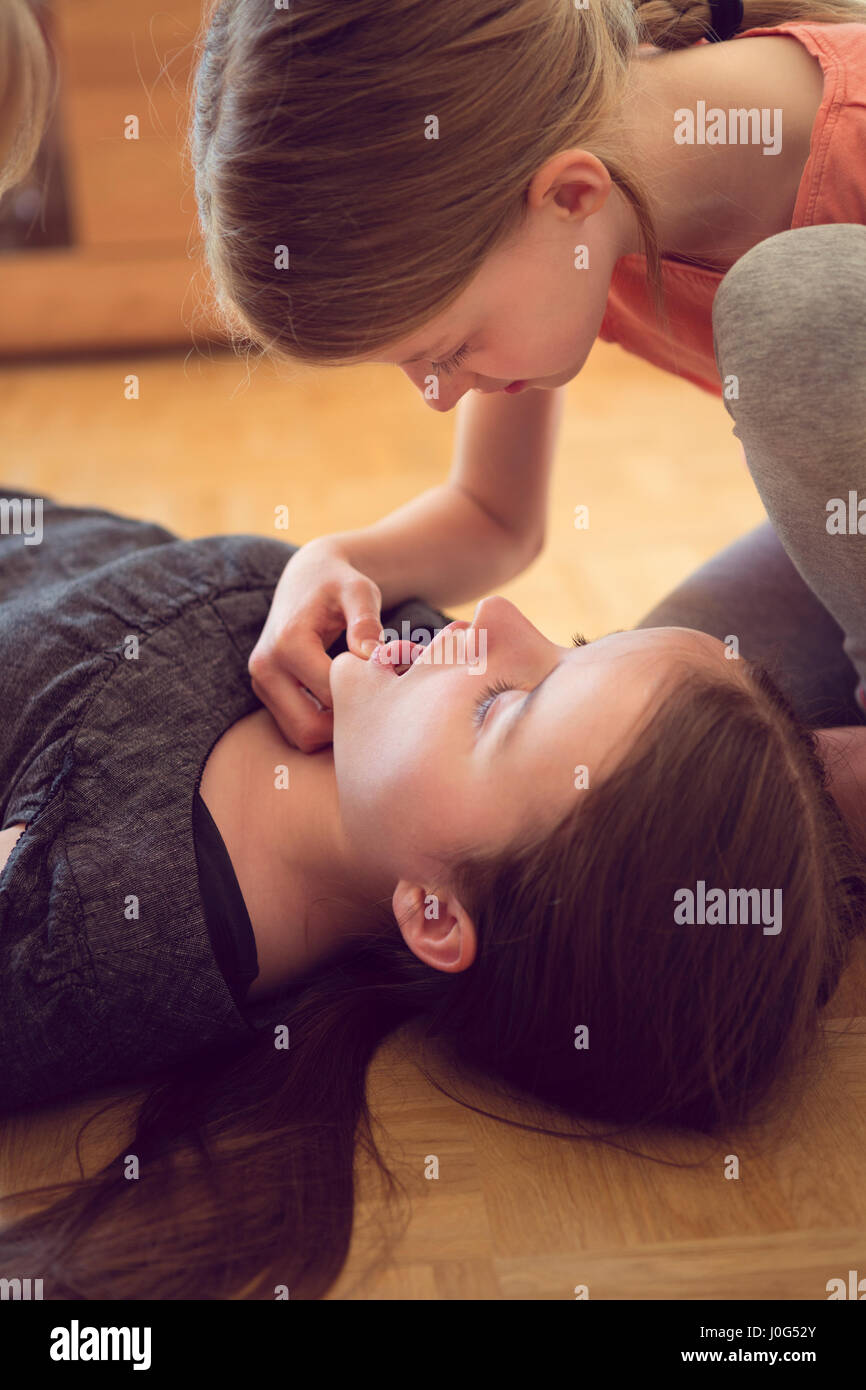 Bambini praticando CPR first aid - controllare la respirazione Foto Stock