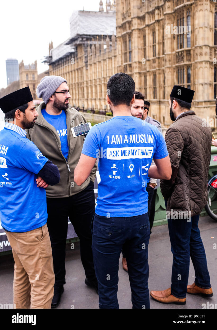 Uomo che indossa un io sono un musulmano mi chiedete nulla shirt in Westminster London REGNO UNITO Foto Stock