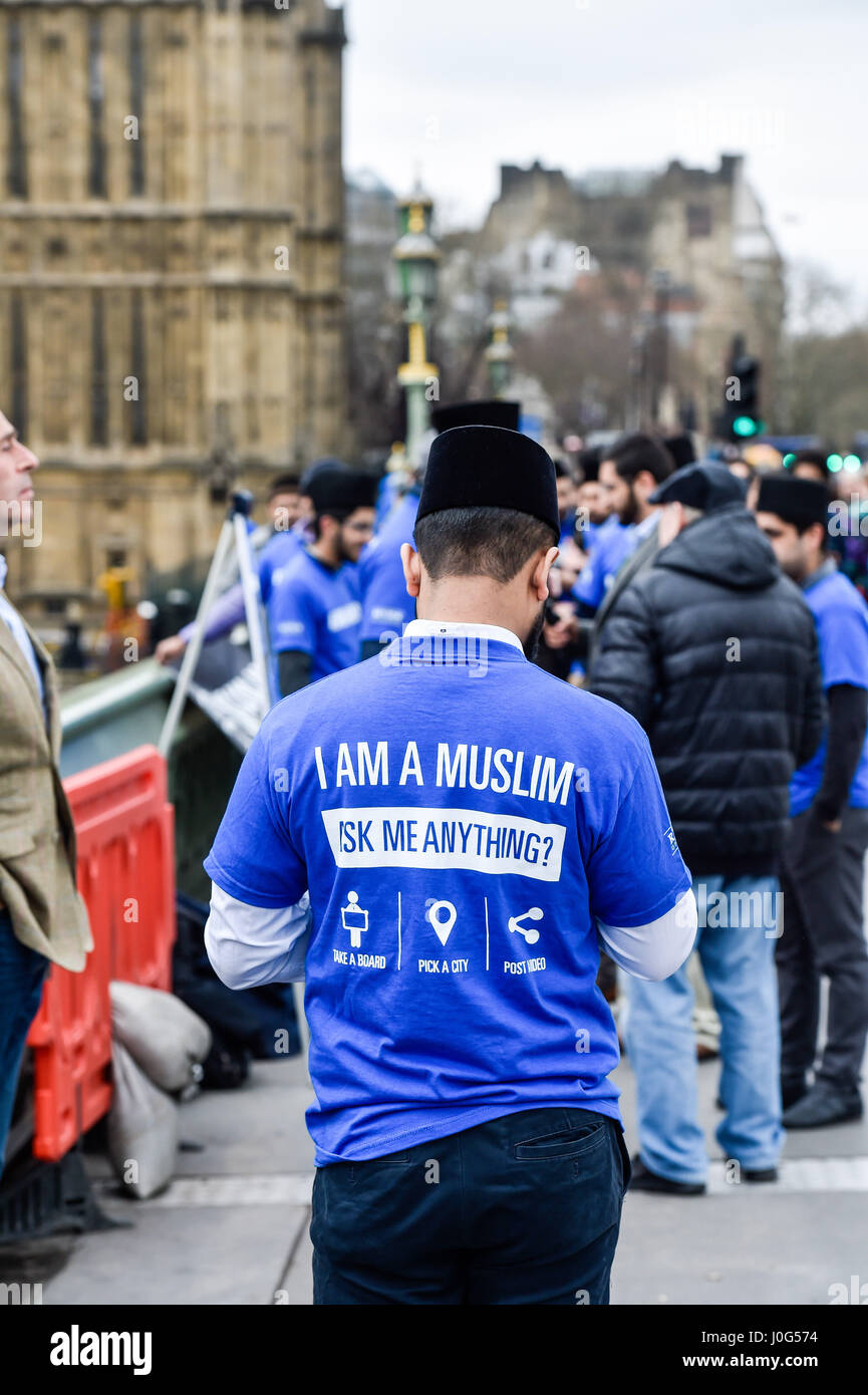 Uomo che indossa un io sono un musulmano mi chiedete nulla shirt in Westminster London REGNO UNITO Foto Stock