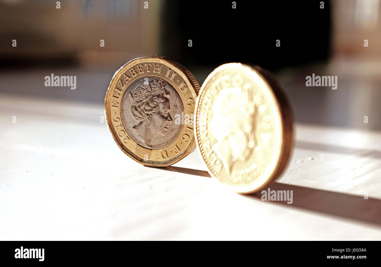 La nuova lira moneta (sinistra) e la vecchia moneta sterlina britannica Sterling denaro Foto Stock