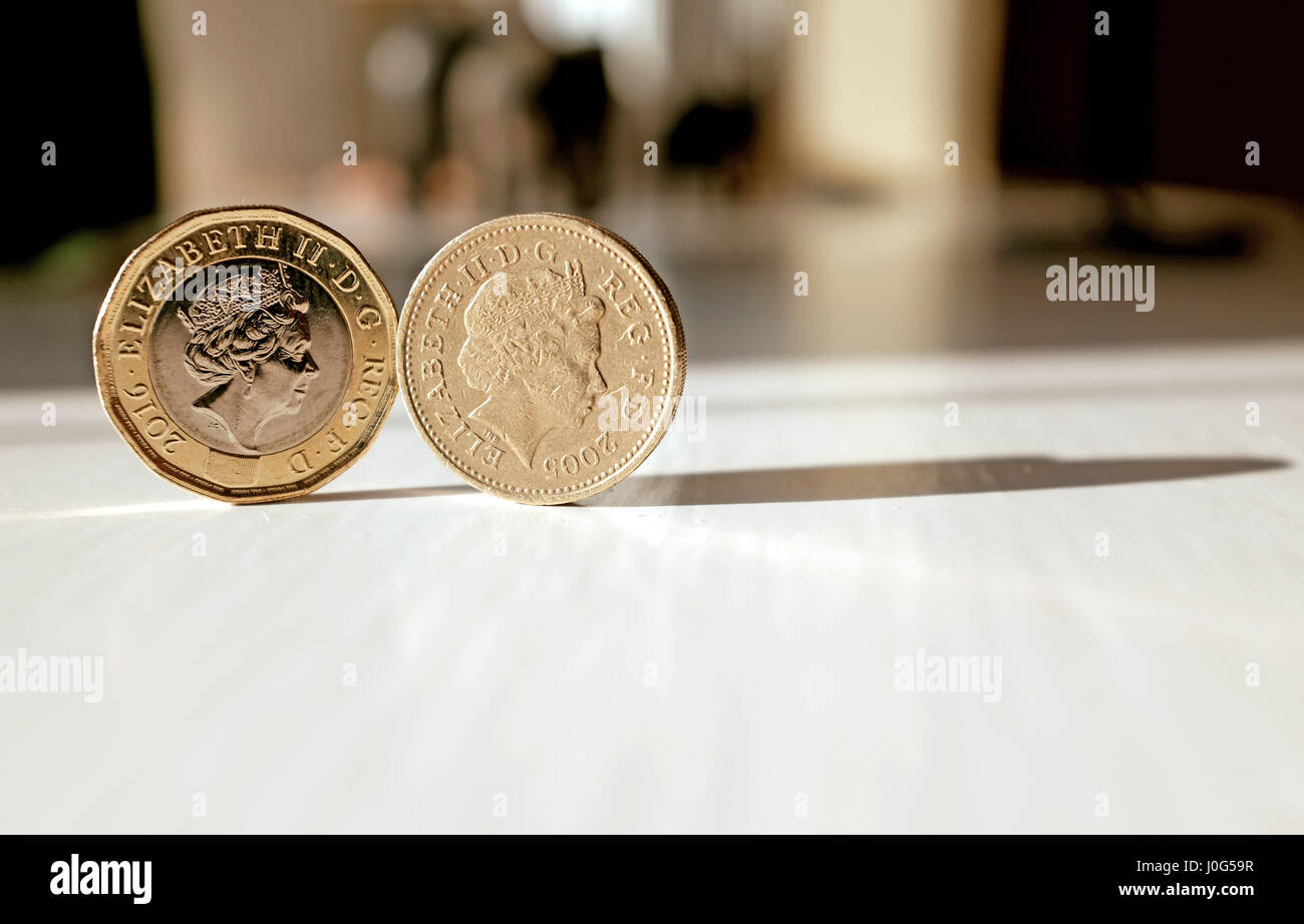 La nuova lira moneta (sinistra) e la vecchia moneta sterlina britannica Sterling denaro Foto Stock