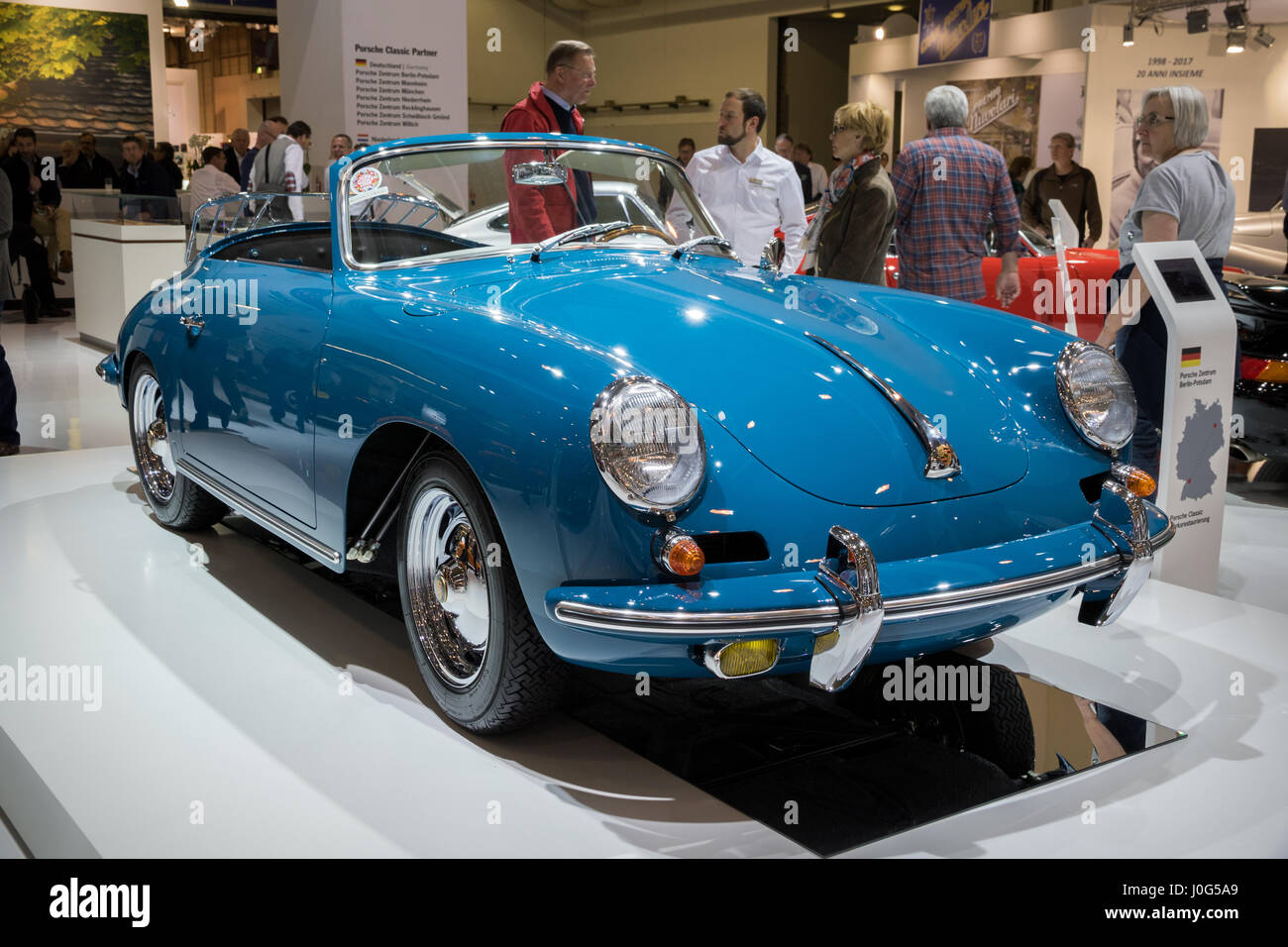 ESSEN, Germania - 6 Aprile 2017: UN 1963 Porsche 356B Carrera 2 Cabriolet classic car presentata alla Techno Classica Essen Car Show. Foto Stock
