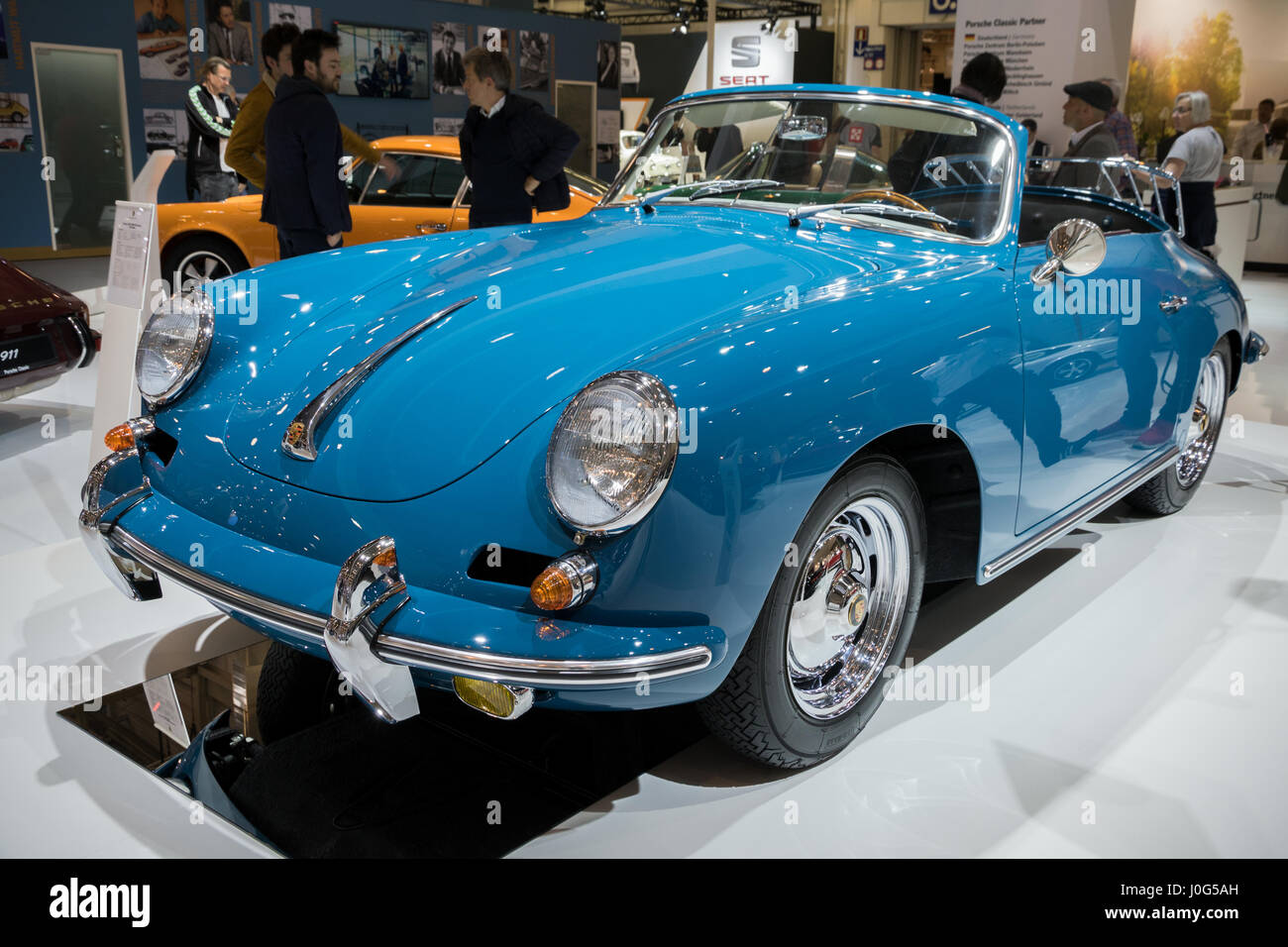 ESSEN, Germania - 6 Aprile 2017: UN 1963 Porsche 356B Carrera 2 Cabriolet classic car presentata alla Techno Classica Essen Car Show. Foto Stock