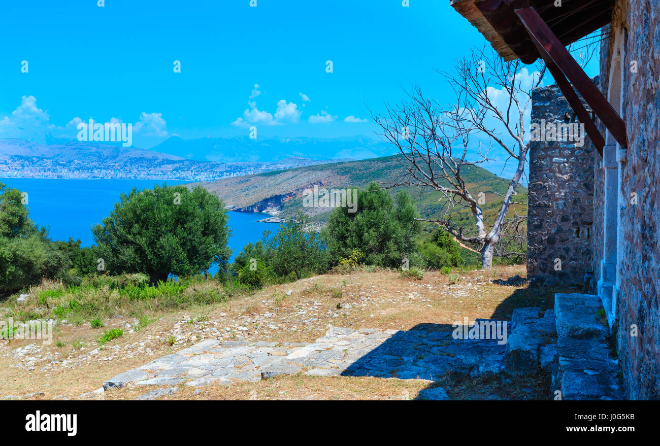 Monastero di San Giorgio e la vista dall'alto sulla costa ionica, vicino a Sarande, Albania. Foto Stock