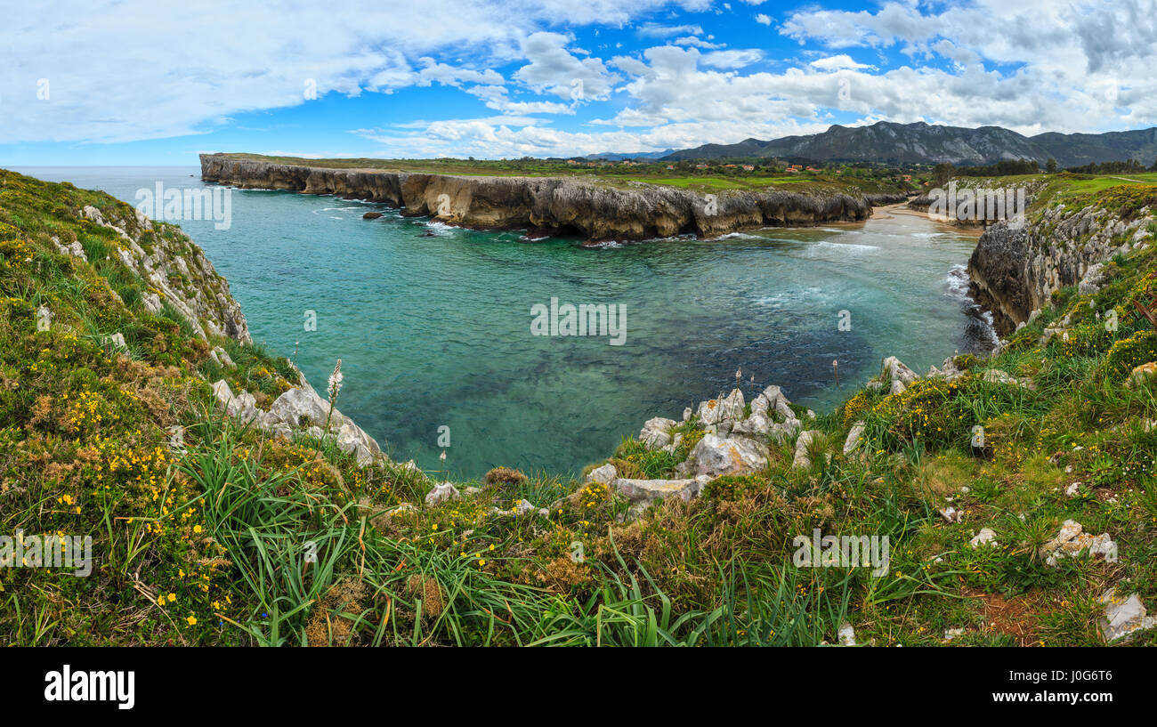 Guadamia beach (o) Aguamia costa rocciosa scenario estivo. Asturias, Spagna. Quattro colpi di panorama di cucitura. Foto Stock
