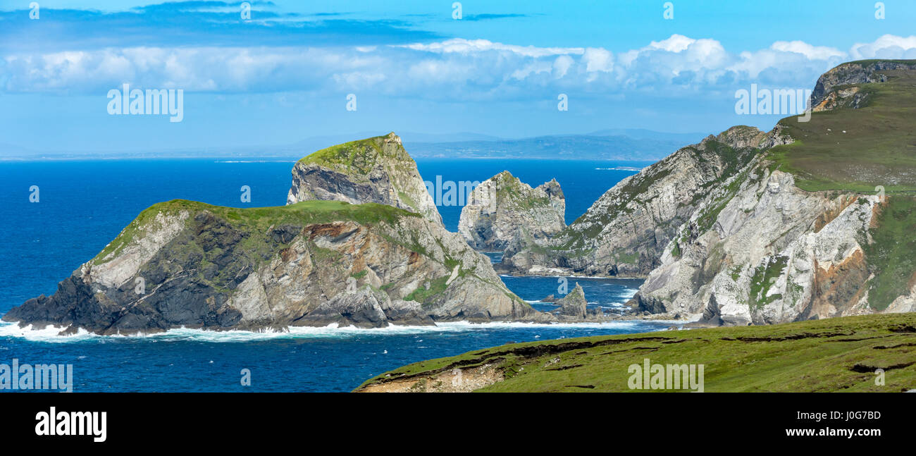 Mare di pile, compresa l'Irlanda del più alto dello stack di mare Tormore Island, vicino a Port (Porta), County Donegal, Irlanda Foto Stock