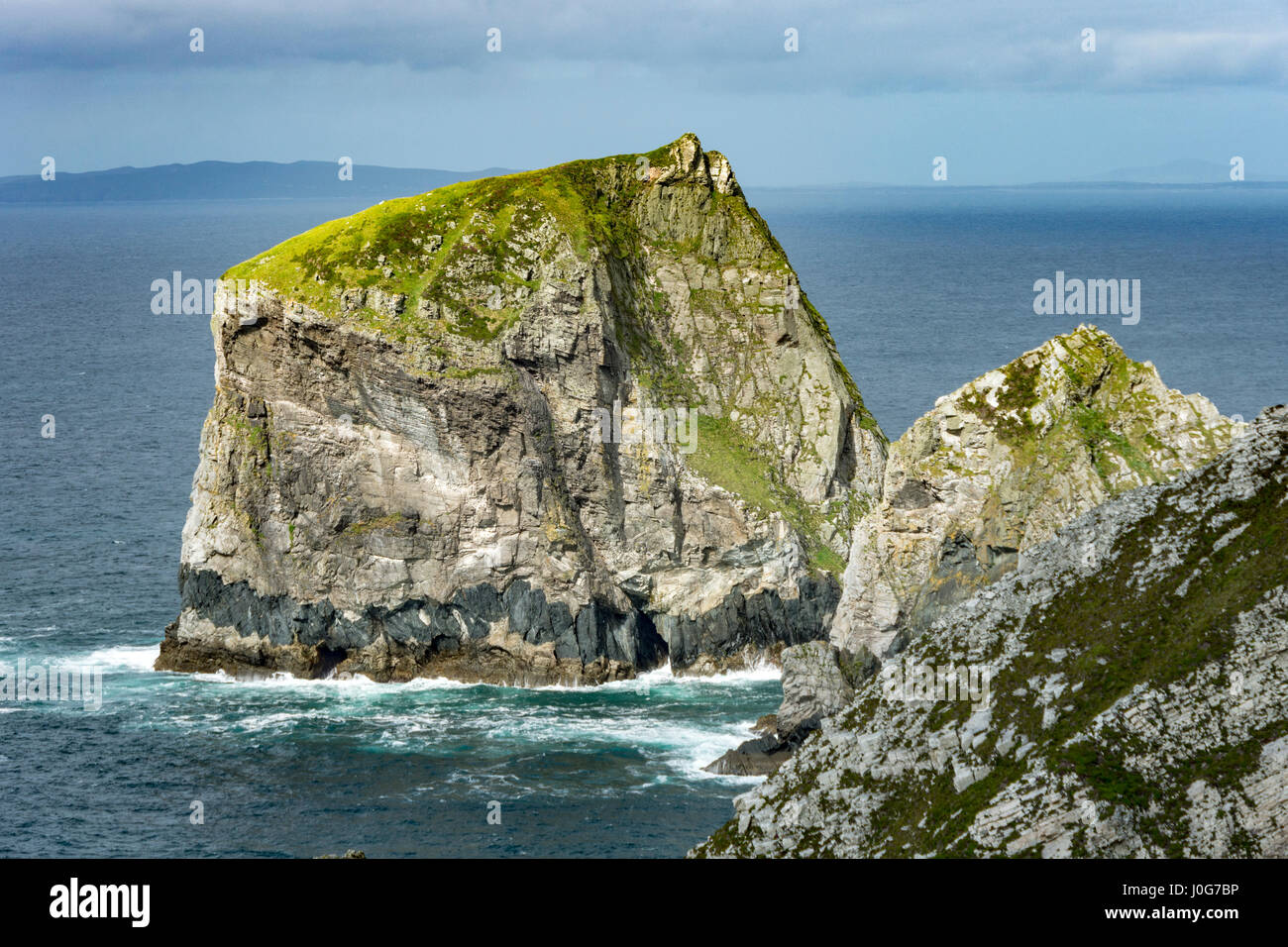 In Irlanda il più alto dello stack di mare, Tormore isola, dalla porta collina, vicino a Port (Porta), County Donegal, Irlanda Foto Stock