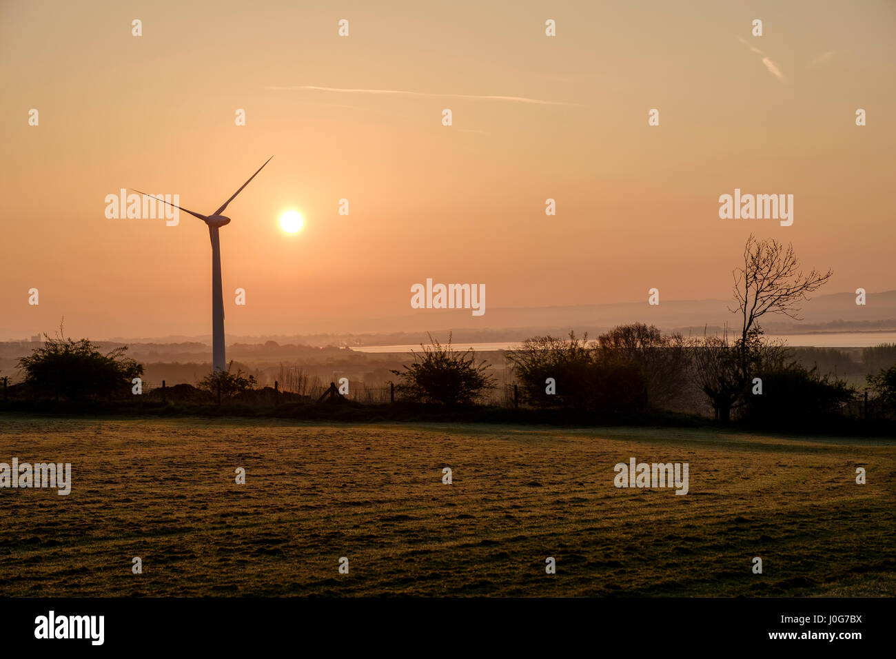 Turbina eolica all'alba vicino al fiume Severn Gloucestershire England Regno Unito Foto Stock
