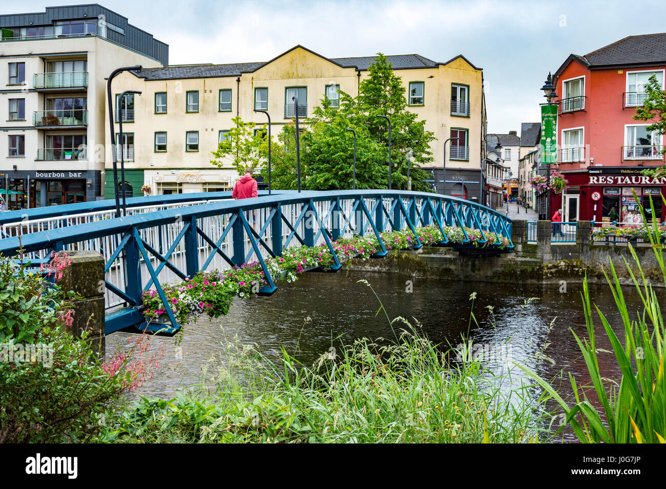Il Footbridge oltre il fiume Garavogue, città di Sligo, nella contea di Sligo, Irlanda Foto Stock