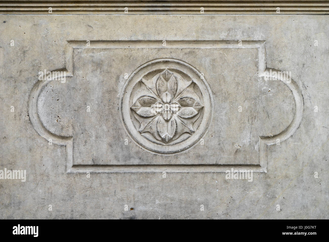 Bassorilievo in pietra con motivo di rose Foto Stock