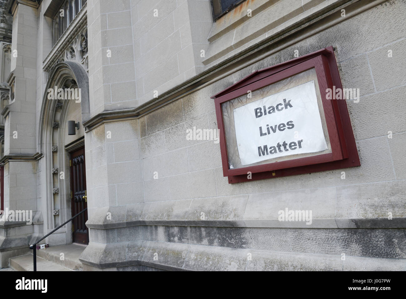 Nero vive questione slogan segno su un Unitarian chiesa universalista, NYC Foto Stock