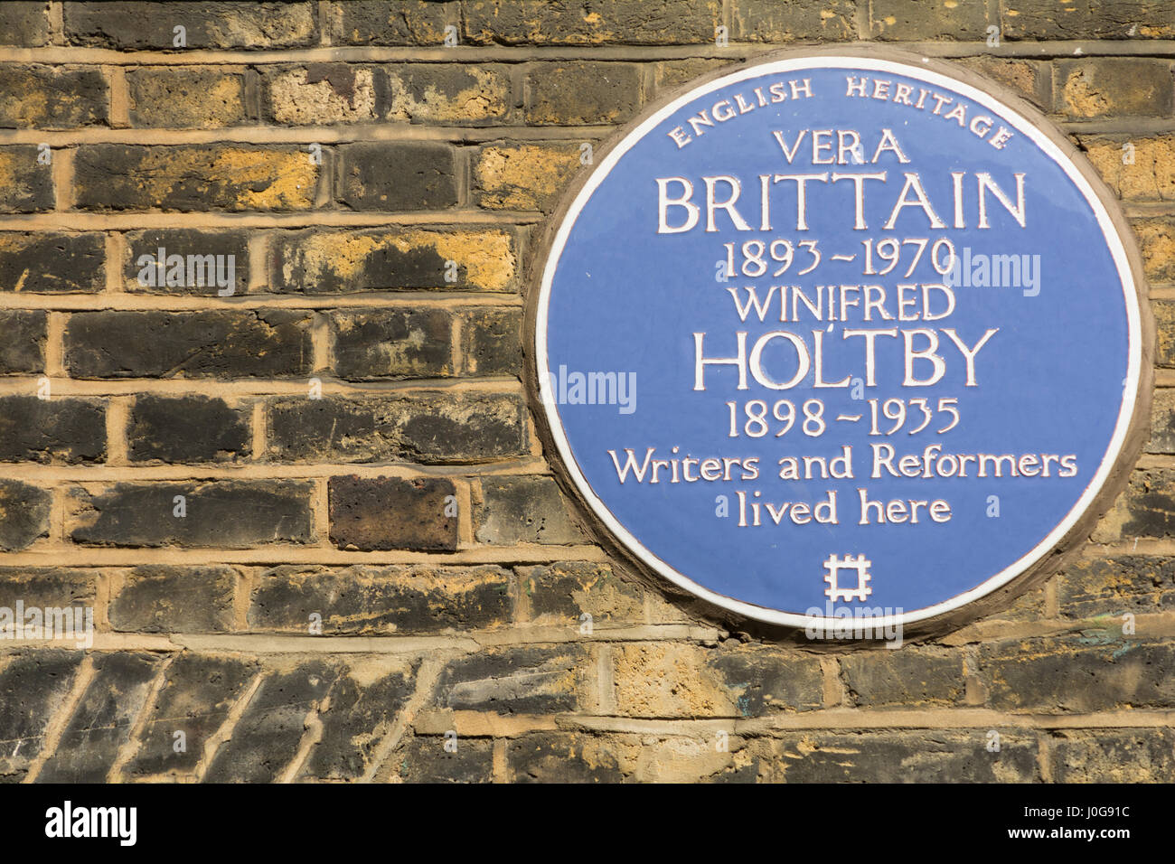 Targa blu al di fuori dell'ex casa di Vera Brittain e Winifred Holtby su Doughty Street, Londra, Regno Unito Foto Stock