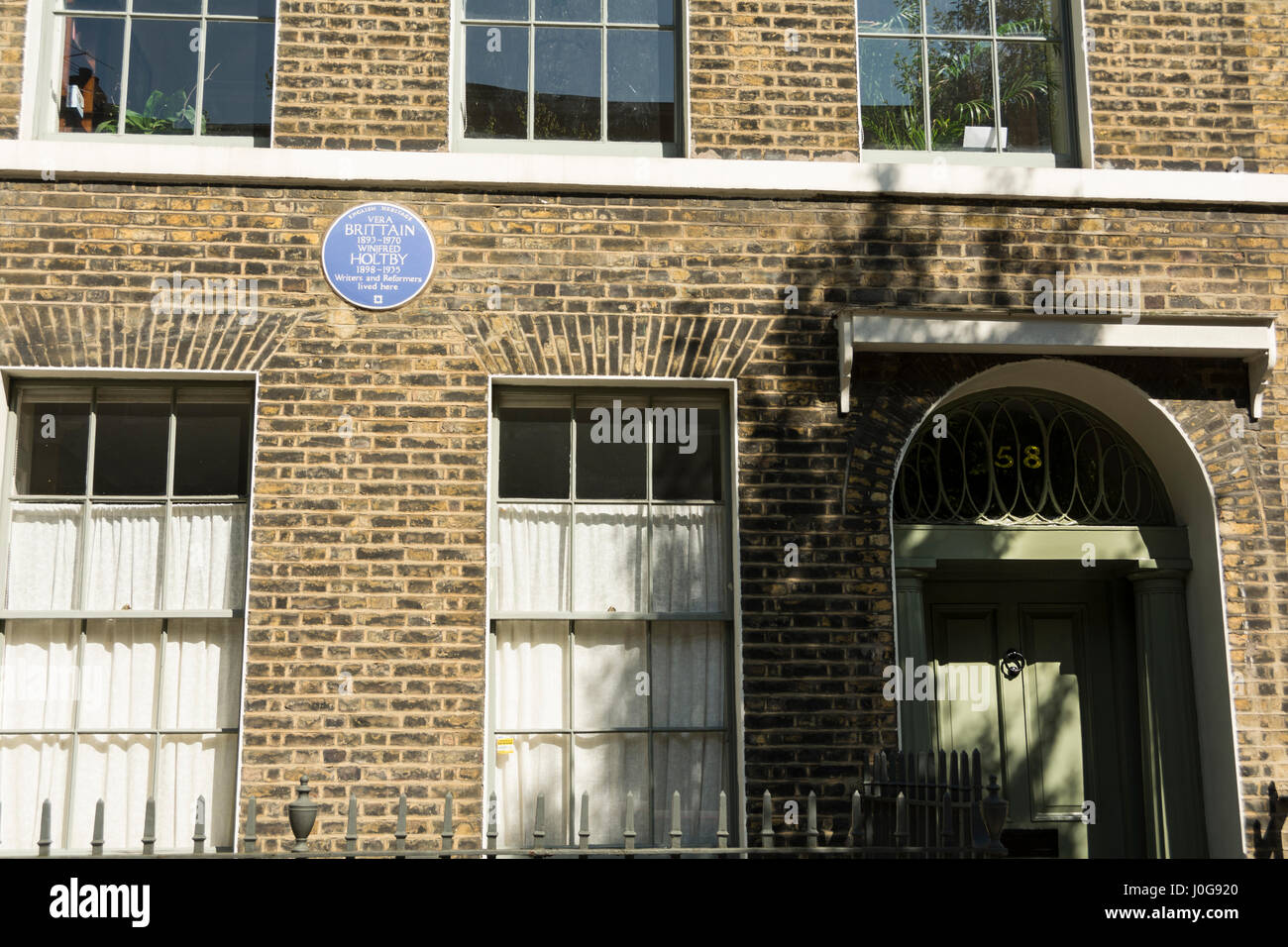 Targa blu al di fuori dell'ex casa di Vera Brittain e Winifred Holtby su Doughty Street, Londra, Regno Unito Foto Stock