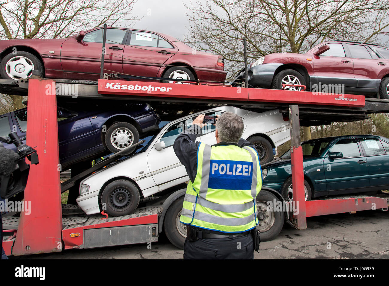 Controllo di polizia di camion, sull'autostrada A555 a Colonia, in Germania, insieme con la dogana, il sacchetto e il TÜV, Foto Stock