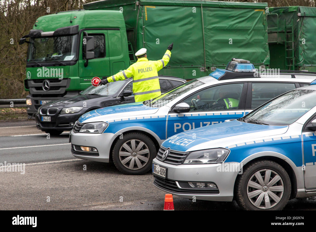 Controllo di polizia di camion, sull'autostrada A555 a Colonia, in Germania, insieme con la dogana, il sacchetto e il TÜV, Foto Stock