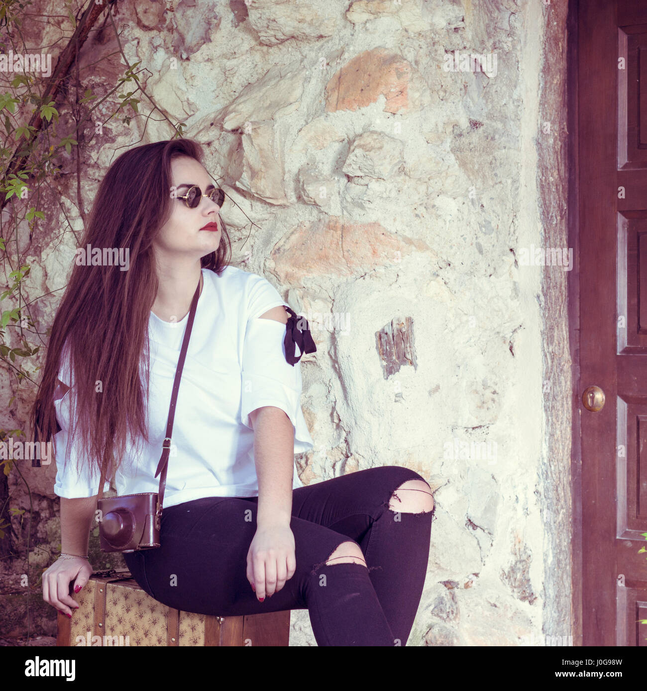 Ritratto di bella e bruna donna che indossa gli occhiali da sole sidewaysglance Foto Stock