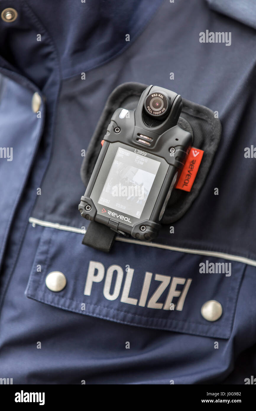 Presentazione della nuova bodycams, telecamere, per funzionari di polizia a Düsseldorf, Germania, esperimento pilota in 5 città della Renania settentrionale-Vestfalia, Foto Stock