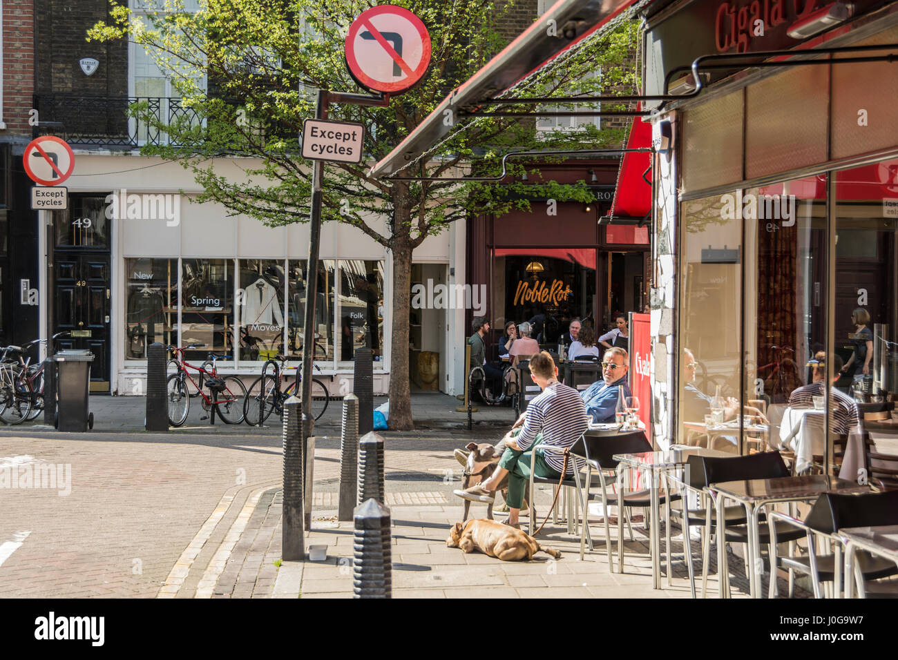 Mangiare all'aperto al di fuori di Cigala su Lamb's Conduit Street a Bloomsbury, Londra, Inghilterra, Regno Unito Foto Stock