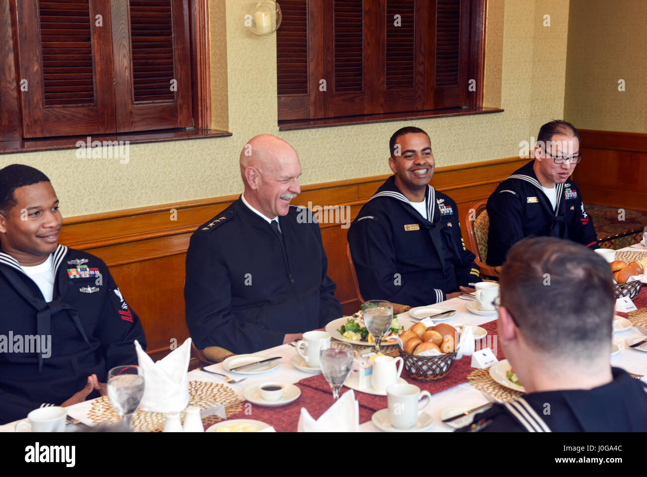 170403-N-WT427-046 Seul, Repubblica di Corea (3 aprile 2017) Adm. Scott Swift, commander, U.S. Flotta del Pacifico ha il pranzo con i marinai di stanza nella Repubblica di Corea (ROK) durante una visita di routine per la penisola. Questo è rapida la terza visita alla penisola poiché assumendo il comando della flotta del Pacifico. Durante questa visita, Swift incontrerà i leader militari e civili per riaffermare la U.S. Navy i contributi degli Stati Uniti/ROK alleanza. (U.S. Foto di Marina di Massa lo specialista di comunicazione 2a classe Jermaine Ralliford) Foto Stock