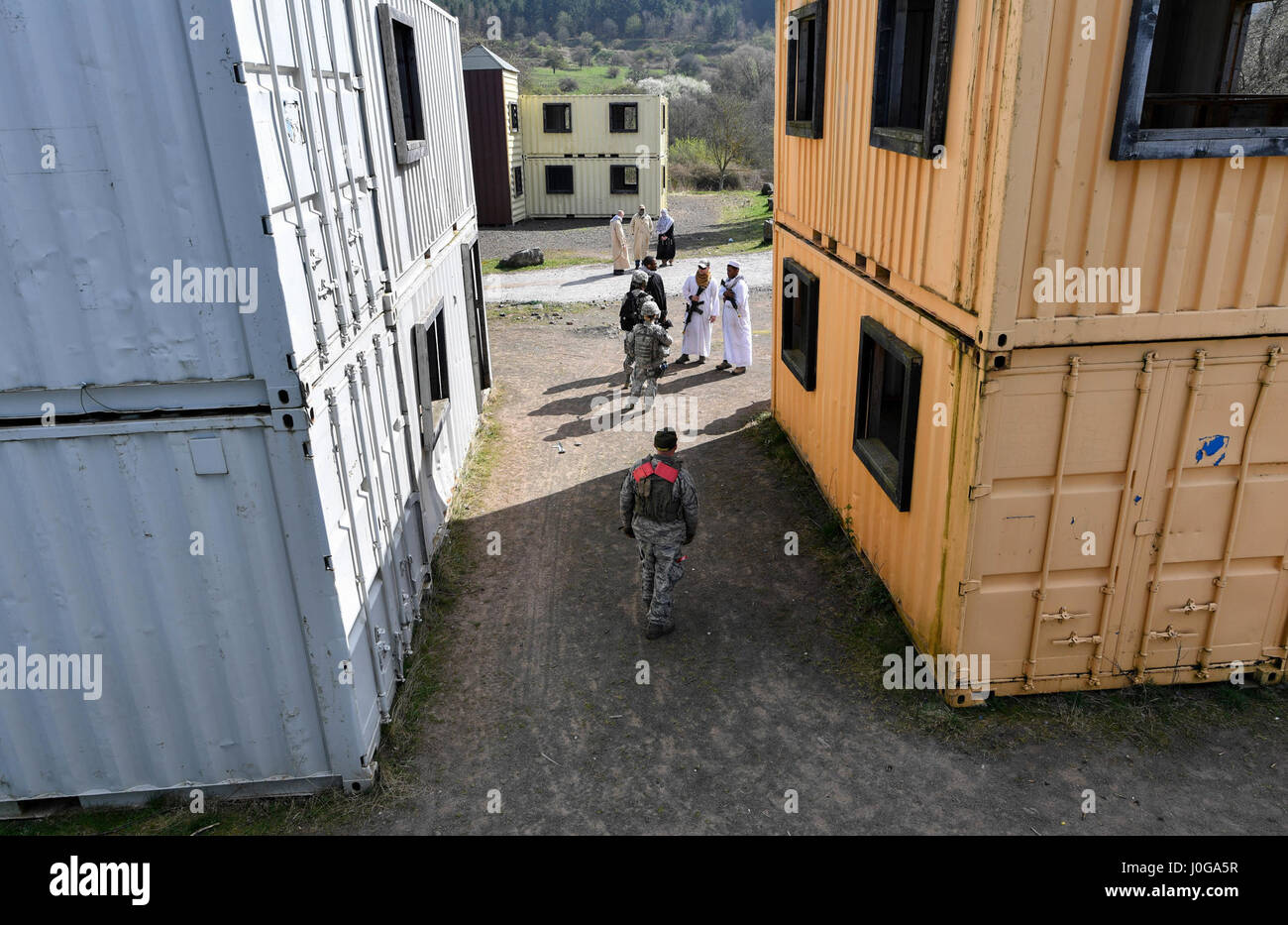 Gli studenti della 435th delle forze di sicurezza lo squadrone di massa del Combat Readiness Training Center di operazioni di sicurezza corso parlare di esteri simulato leader di villaggio durante le operazioni urbane parte del corso negli Stati Uniti. Esercito Baumholder Garrison, Germania, Aprile 4, 2017. Lo studente la missione era di prendere contatto con il capo villaggio e acquisire intelligence da lui. Avieri assegnato per la 86fs, 422fs, centesimo SFS e 569th U.S. Forze squadrone di polizia hanno partecipato al corso. (U.S. Air Force foto di Senior Airman Tryphena Mayhugh) Foto Stock