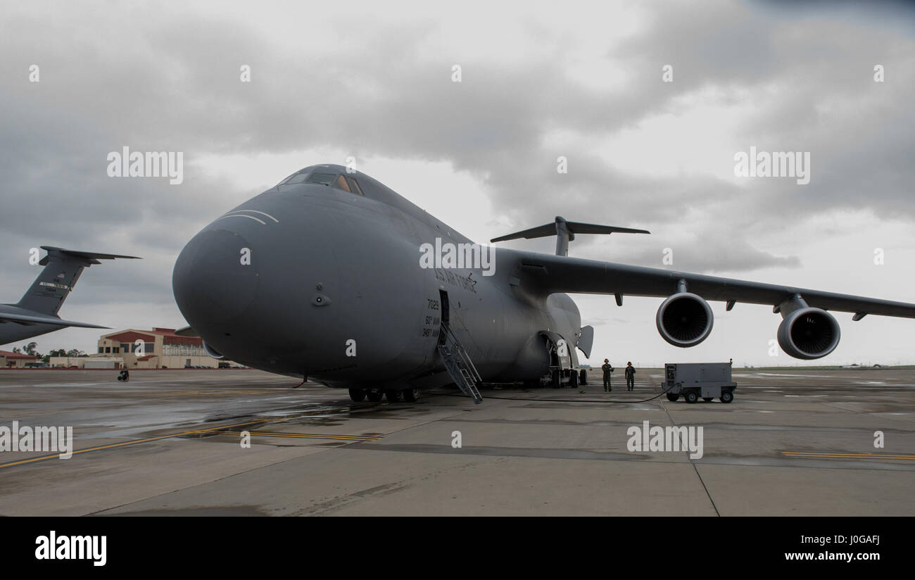 C-5 M Super Galaxy aeromobili parcheggiati sulla rampa in una piovosa mattinata a Travis AFB, California, 7 aprile 2017. Come la forza aerea più grande airlifter strategico, il C-5M Super Galaxy è in grado di trasportare carichi maggiori distanze più lontano rispetto a qualsiasi altro aeromobile. Il C-5M Super Galaxy è aggiornato con i nuovi motori e l'elettronica aeronautica modernizzata progettato per estendere la sua vita di servizio oltre il 2040. (U.S. Air Force Fotografia di Heide Lettino/rilasciato) Foto Stock