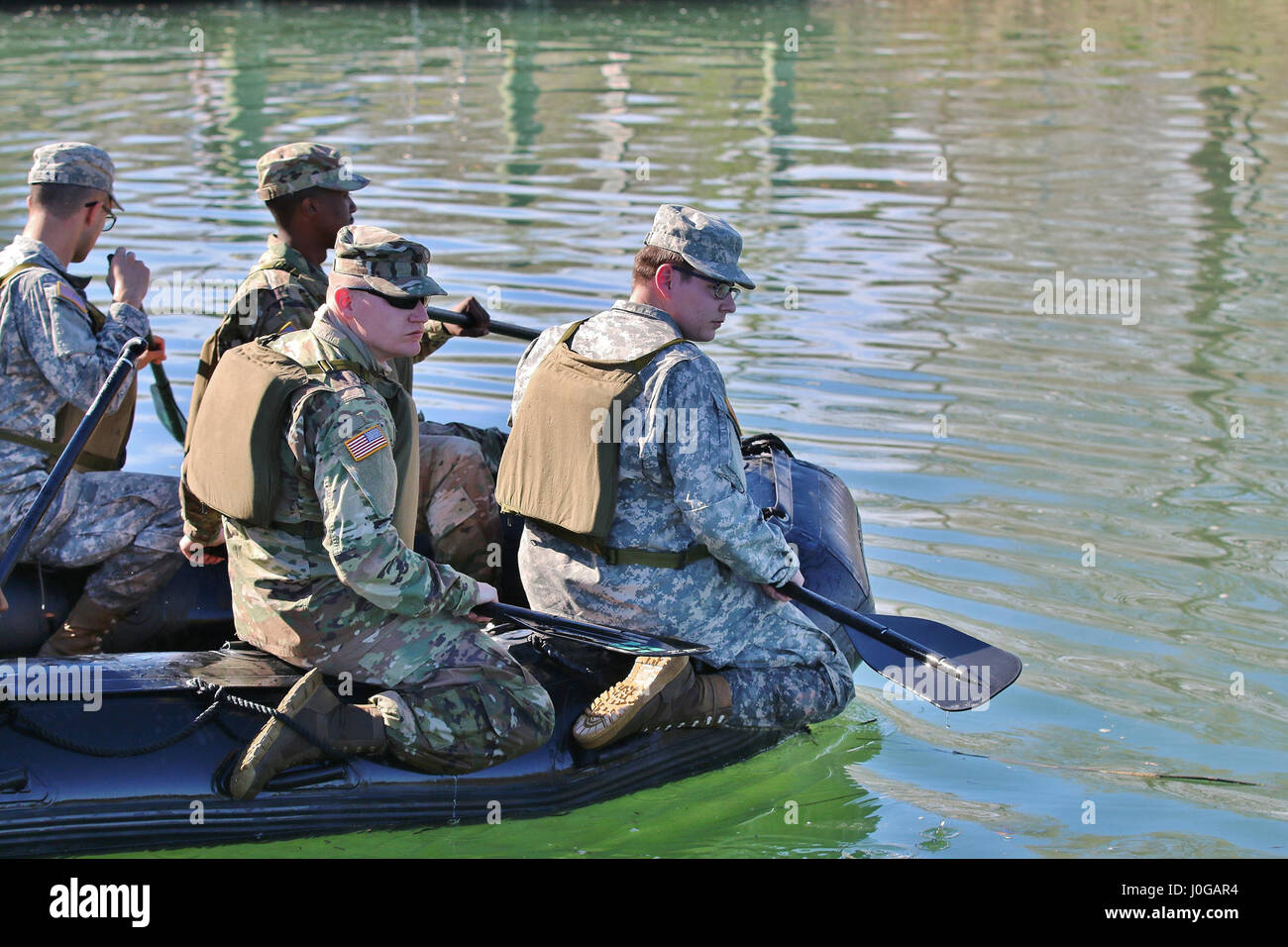 Virginia nazionale soldati di guardia da Virginia Beach-basato Charlie truppa, 2° Stormo, 183rd reggimento di cavalleria, 116della brigata di fanteria Team di combattimento esercito di condurre la lotta contro la sopravvivenza dell'acqua di formazione e di lotta contro la gomma razzia craft familiarizzazione su aprile 8-9, 2017, a Virginia Beach, Virginia. Il trapano weekend incentrato sulla formazione dei singoli compiti e piccola barca operazioni. (U.S. Esercito nazionale Guard foto di Sgt. Amanda H. Johnson) Foto Stock