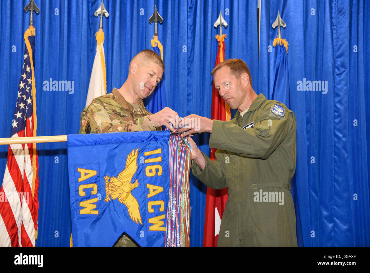 Stati Uniti Esercito il Mag. Gen. Giuseppe Jarrard, Aiutante Generale della Georgia la guardia nazionale, presenta U.S. Air Force Col. Mark Weber, commander, 116aria ala di controllo (ACW), e avieri del parafango con la sua diciannovesima unità eccezionale premio, Aprile 9, 2017, Robins Air Force Base, Ga. L'unità di eccezionale Award viene assegnato a qualsiasi unità della Air Force o Air National Guard che esegue eccezionalmente meritorio servizio, realizza specifici atti di straordinaria realizzazione, eccelle nelle operazioni di combattimento contro un nemico armato degli Stati Uniti, o conduce con distinte operazioni militari che coinvolgono confl Foto Stock