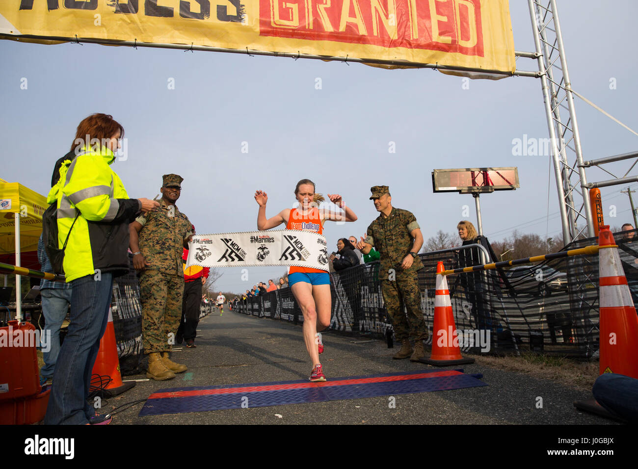 Ashley Spencer attraversa la linea del traguardo come primo luogo finisher femmina del 2017 Marine Corps Marathon (MCM) 17.75k al Prince William Forest Park, Virginia, Marzo 25, 2017. La 17.75K distanza commemora l'anno il Marine Corps è stato stabilito e offre un accesso garantito alla MCM per i partecipanti che hanno completato nel tempo assegnato. (U.S. Marine Corps photo by Lance Cpl. Cristian L. Ricardo) Foto Stock