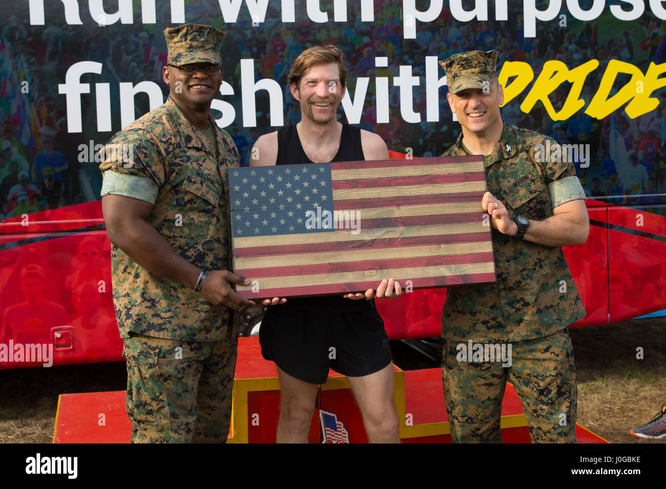 Stati Uniti Marine Corps Sgt. Il Mag. Charles R. Williams, sinistra, sergente maggiore, Marine Corps base Quantico (MCBQ), Eric Frome, centro e Col. Giuseppe M. Murray, comandante, MCBQ, posa per una foto di gruppo durante la cerimonia di consegna del premio dopo la Marine Corps Marathon (MCM) 17.75k al Prince William Forest Park, Virginia, Marzo 25, 2017. La 17.75K distanza commemora l'anno il Marine Corps è stato stabilito e offre un accesso garantito alla MCM per i partecipanti che hanno completato nel tempo assegnato. (U.S. Marine Corps photo by Lance Cpl. Cristian L. Ricardo) Foto Stock