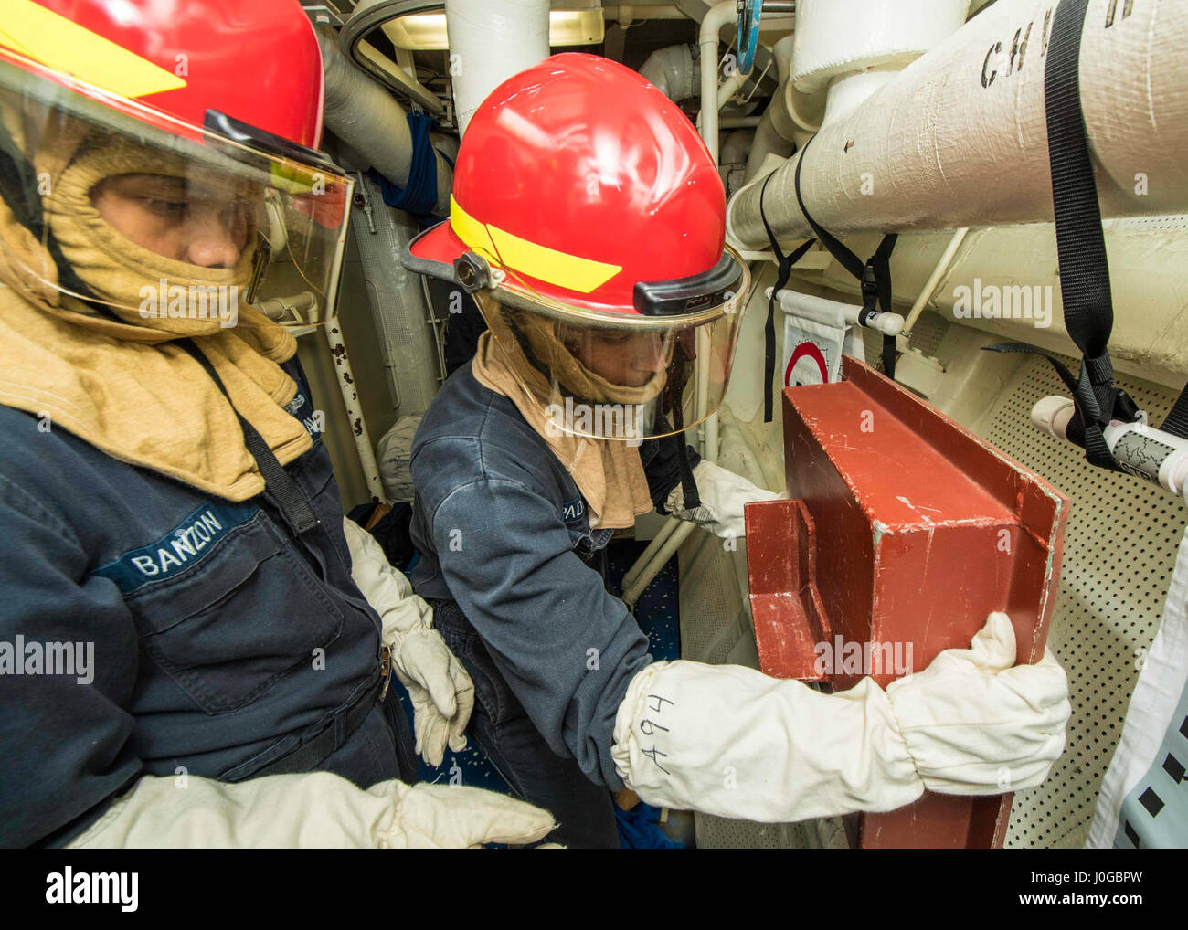 170327-N-FV739-013 7TH FLOTTA AREA DI OPERAZIONI (27 marzo 2017) marinai applicare una sigillatura temporanea per la simulazione di una paratia danneggiato durante un controllo dei danni del team di formazione (DCTT) esercizio a bordo Arleigh Burke-class guidato-missile destroyer USS Barry (DDG 52). Barry è di pattuglia NEGLI STATI UNITI 7 flotta area di operazioni a sostegno della sicurezza e della stabilità in Indo-Asia-regione del Pacifico. (U.S. Foto di Marina di Massa lo specialista di comunicazione di terza classe Christopher A. Veloicaza/rilasciato) Foto Stock