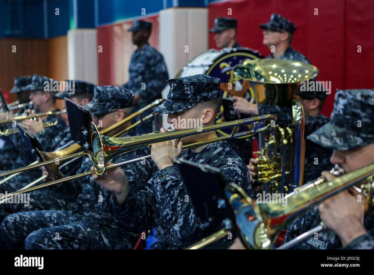 Stati Uniti I marinai con 7 Banda della flotta eseguire durante un sollievo e nomina su Camp Fuji, Giappone, Marzo 31, 2017. Sgt. Il Mag. Steven L. Soares è stata sollevata come CATC sergente maggiore da Sgt. Il Mag. Bradley W. Baiotto. (U.S. Marine Corps photo by MCIPAC combattere lancia fotocamera Cpl. Sean M. Evans) Foto Stock