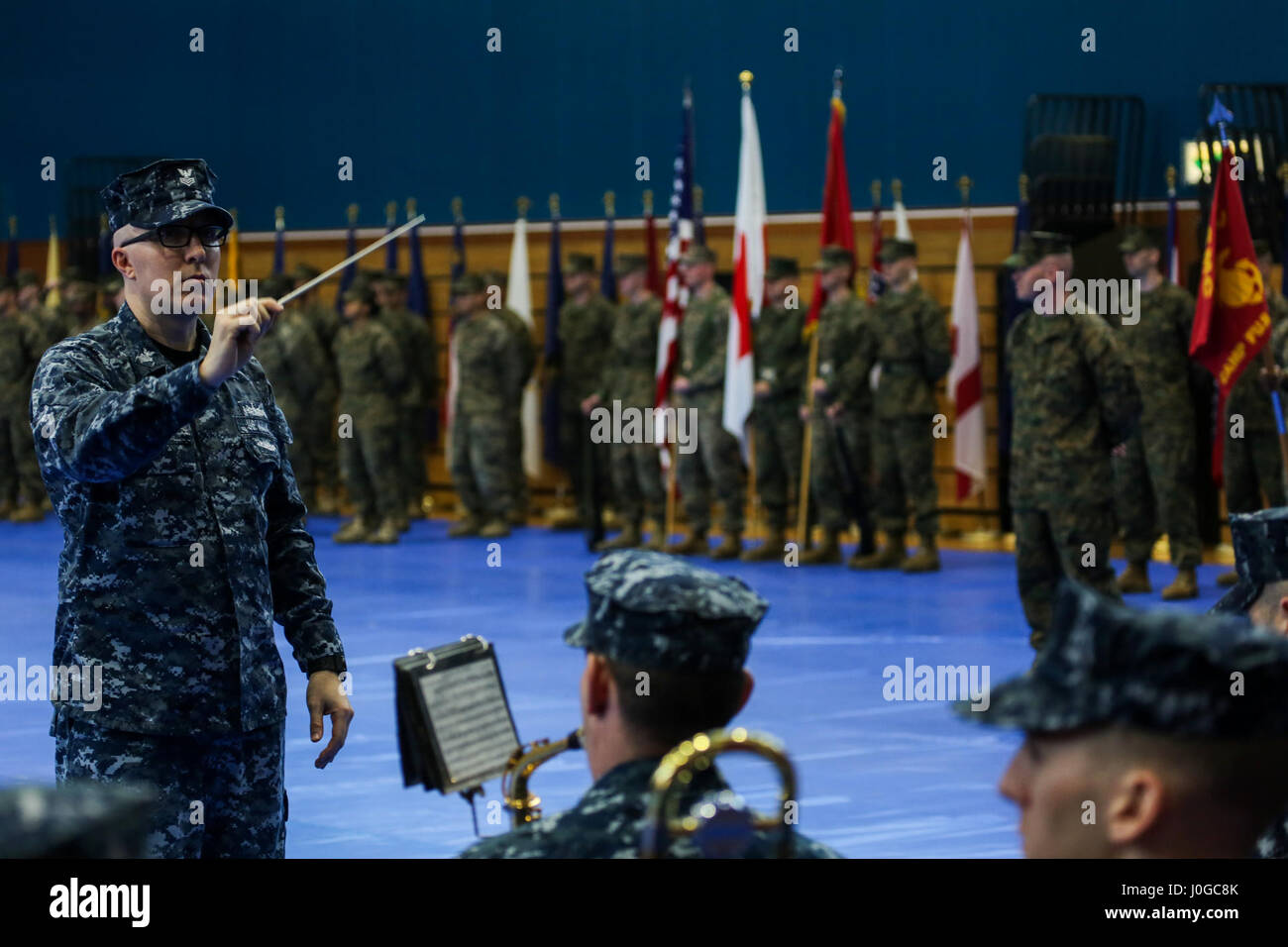 Stati Uniti I marinai con 7 Banda della flotta eseguire durante un sollievo e nomina su Camp Fuji, Giappone, Marzo 31, 2017. Sgt. Il Mag. Steven L. Soares è stata sollevata come CATC sergente maggiore da Sgt. Il Mag. Bradley W. Baiotto. (U.S. Marine Corps photo by MCIPAC combattere lancia fotocamera Cpl. Sean M. Evans) Foto Stock