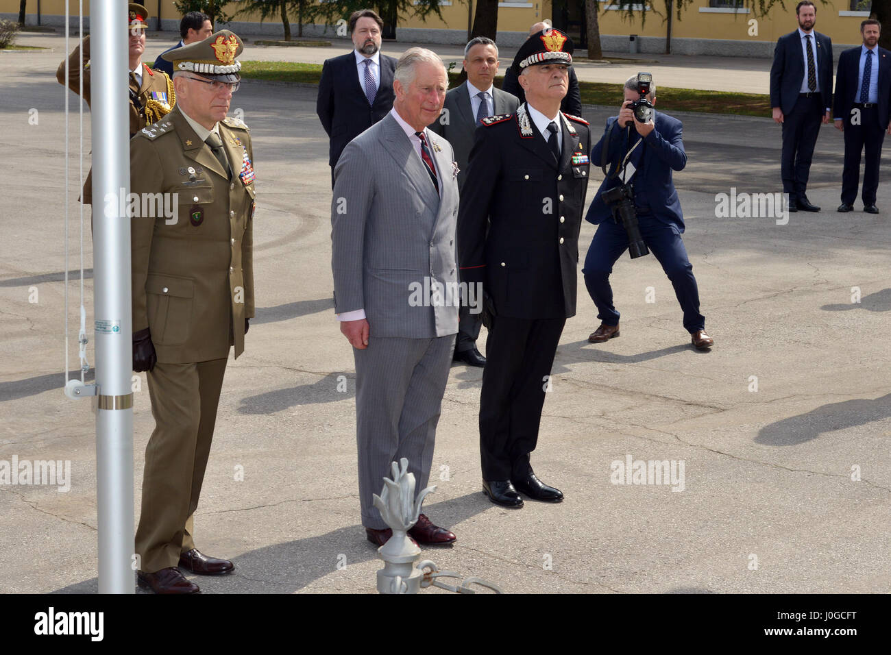 L'Altezza Reale, il principe Charles, Principe di Galles (centro), gen. Claudio Graziano, esercito italiano capo del personale (sinistra) e Gen. Tullio del Sette, Carabinieri Comandante Generale (a destra), rendere onori ai caduti durante la visita al centro di eccellenza per la stabilità delle unità di polizia (CoESPU) Vicenza, Italia, Aprile 1, 2017. (U.S. Esercito Foto di Visual Information Specialist Antonio Bedin/rilasciato) Foto Stock