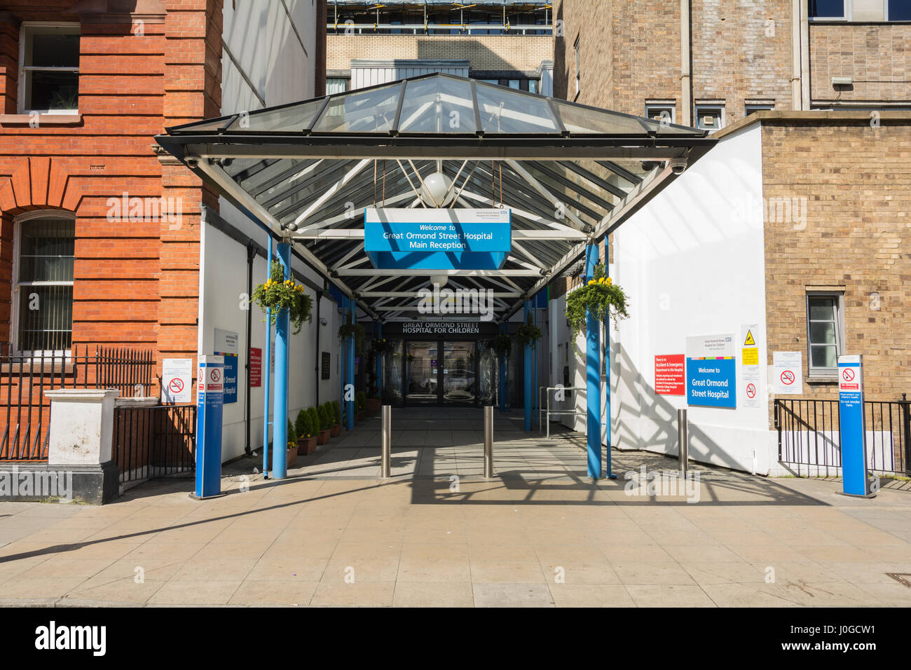 L'ingresso al famosissimo Great Ormond Street Children's Hospital, Londra, Bloomsbury, WC1N, Inghilterra, REGNO UNITO Foto Stock