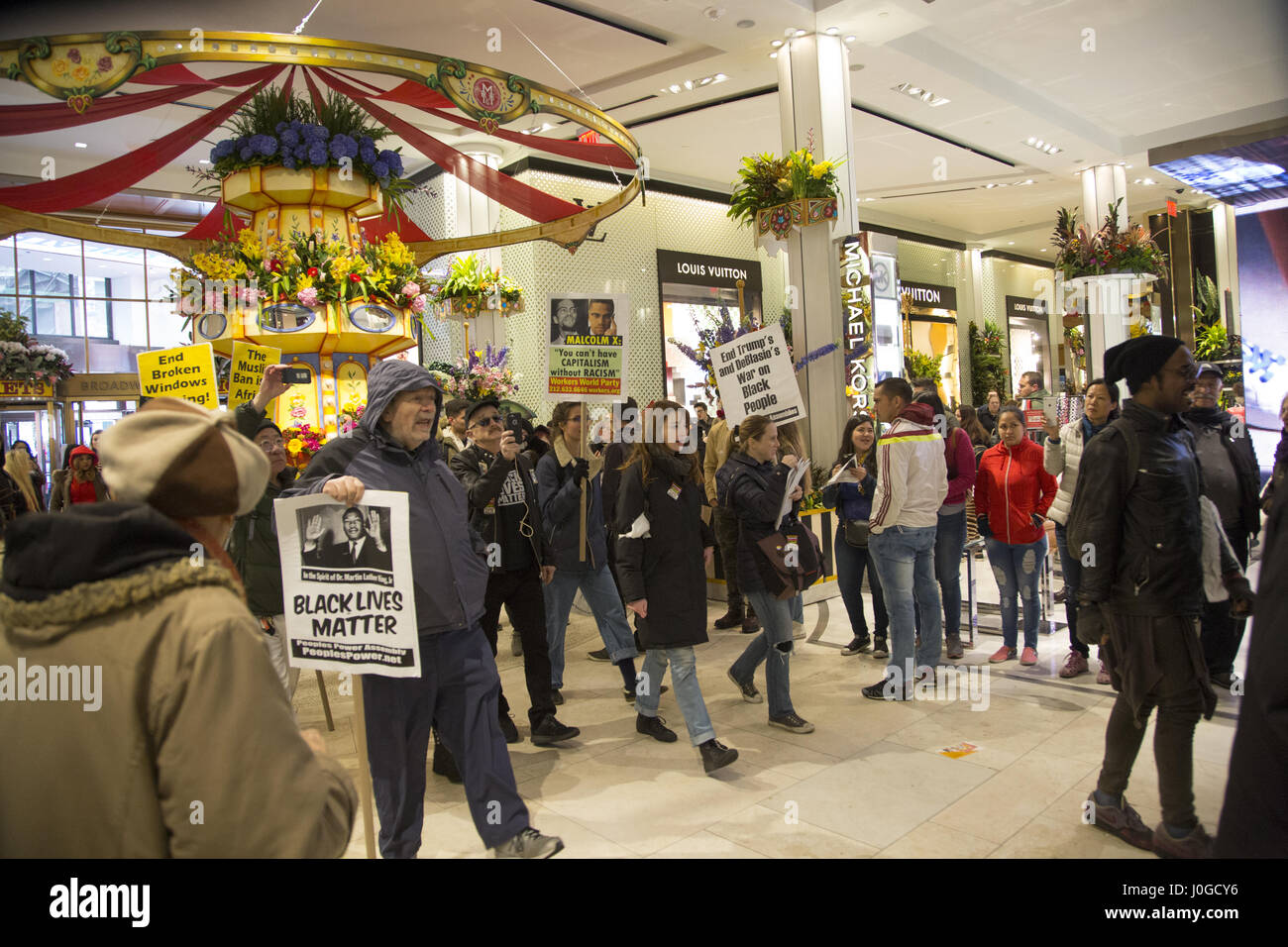 Nero vive questione manifestanti e altri che protestavano polizia brutalità & pregiudizi contro le minoranze marzo attraverso il piano terra del grande magazzino Macy's a 34th Avenue e Broadway a Manhattan, New York City. Foto Stock